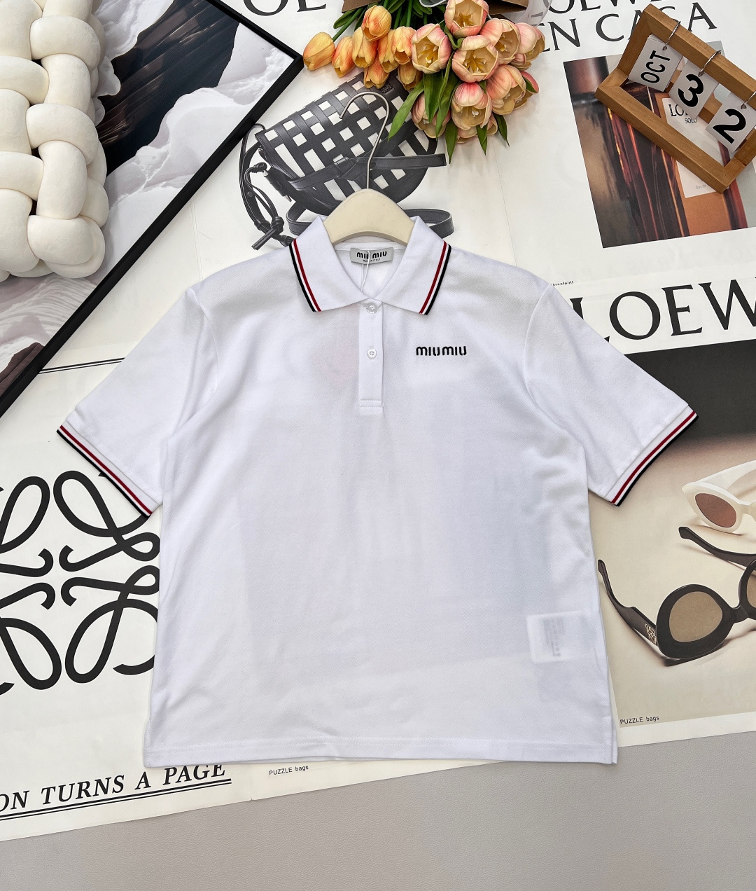 NO:658418,MIU MIU's new spring and summer youthful and energetic college style contrasting lapel short-sleeved POLO shirt is made of custom-made piqué cotton, with high-end texture, comfortable and soft, lapel short-sleeved version, two-button placket processing, with fine and dense texture, delicate and exquisite, letter embroidered logo decoration on the chest, highlighting the high-end tonality, the regular version does not matter the body shape and age, simple and versatile for daily use in all seasons!  Whether paired with jeans and casual pants or a pleated skirt, you can easily wear the age-reducing college style of a young and lively girl!  Complete three standards, two colors, size sml, miumiu, skirts, jeans, T-shirt, alexander wang19860909MIU MIU春夏新款青春活力学院风撞色边翻领短袖POLO衫 定制珠地棉织造,质感高级,舒适柔软,翻领短袖版型,二粒扣襟纽扣处理,搭配细腻密实肌理,细腻精致,胸口点缀字母刺绣徽标装饰,彰显高级调性,常规版型不挑身材年龄,四季日常简约百搭款！ 无论是搭配牛仔裤休闲裤还是搭配百褶裙,都能轻松穿出青春活泼少女的减龄学院风格！三标齐全,两色出 尺码sml 编,,miumiu,skirts,jeans,T-shirt,alexander wang,Women's clothing