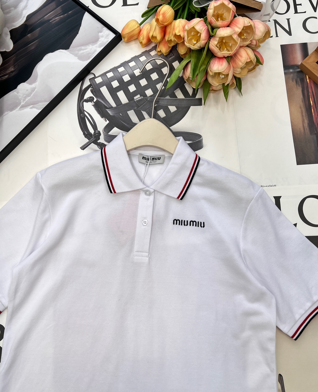 🆕MIU MIU春夏新款青春活力学院风撞色边翻领短袖POLO衫▪️定制珠地棉织造，质感高级，舒适柔软，翻