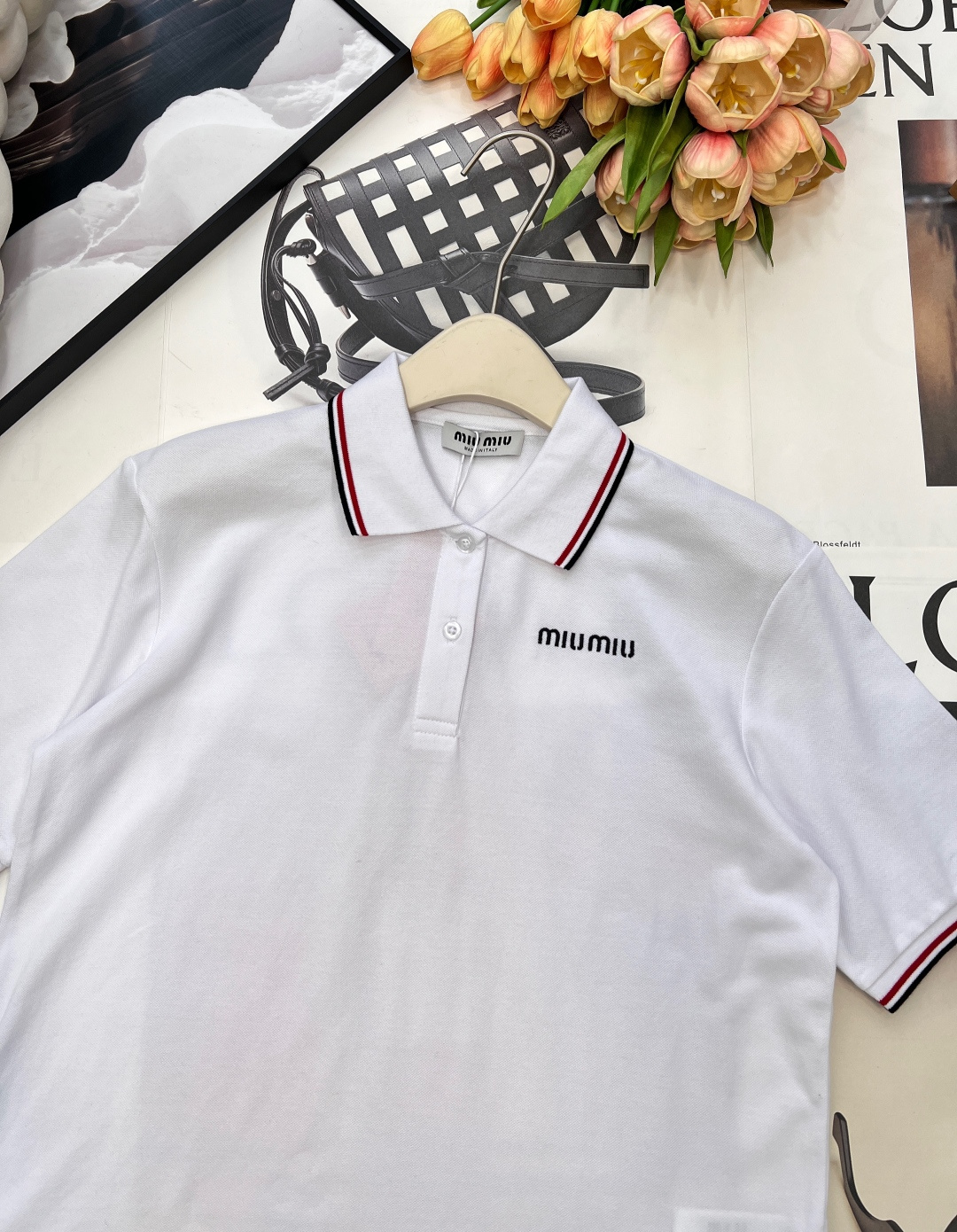 🆕MIU MIU春夏新款青春活力学院风撞色边翻领短袖POLO衫▪️定制珠地棉织造，质感高级，舒适柔软，翻