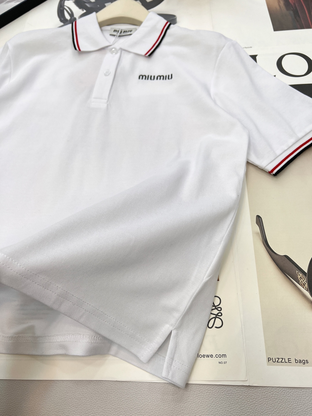 🆕MIU MIU春夏新款青春活力学院风撞色边翻领短袖POLO衫▪️定制珠地棉织造，质感高级，舒适柔软，翻