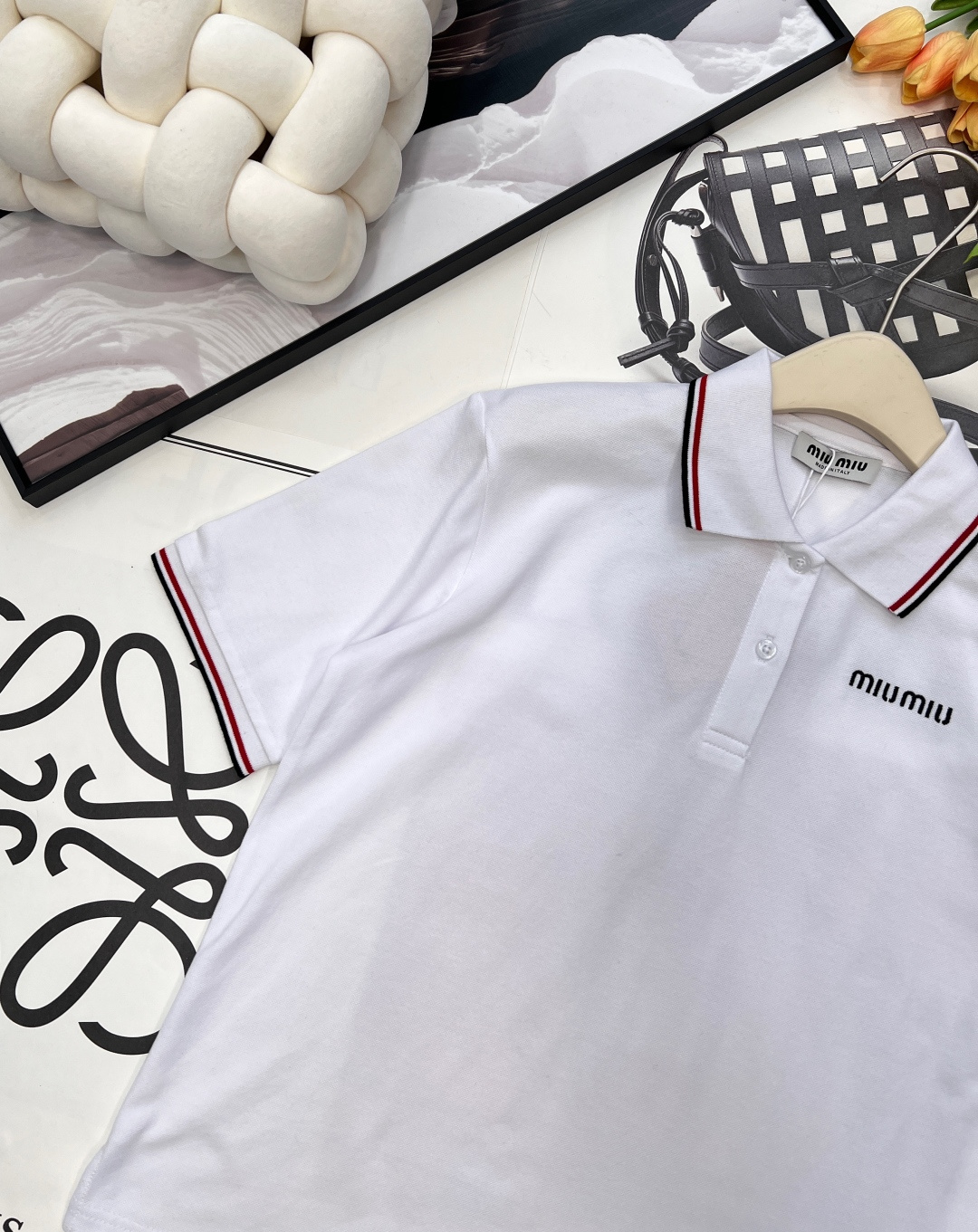 🆕MIU MIU春夏新款青春活力学院风撞色边翻领短袖POLO衫▪️定制珠地棉织造，质感高级，舒适柔软，翻