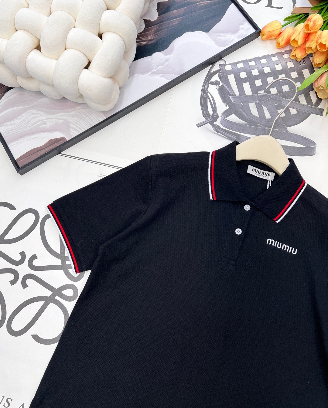 🆕MIU MIU春夏新款青春活力学院风撞色边翻领短袖POLO衫▪️定制珠地棉织造，质感高级，舒适柔软，翻