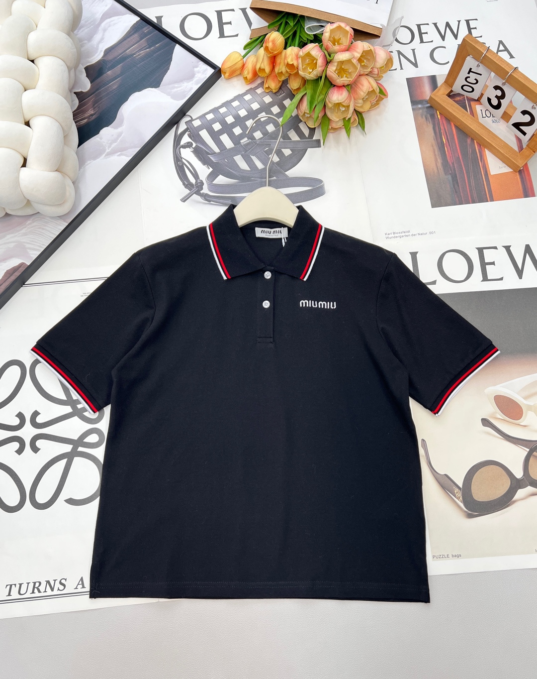 NO:658416,MIU MIU's new spring and summer youthful and energetic college style contrasting lapel short-sleeved POLO shirt is made of custom-made piqué cotton, with high-end texture, comfortable and soft, lapel short-sleeved version, two-button placket processing, with fine and dense texture, delicate and exquisite, letter embroidered logo decoration on the chest, highlighting the high-end tonality, the regular version does not matter the body shape and age, simple and versatile for daily use in all seasons!  Whether paired with jeans and casual pants or a pleated skirt, you can easily wear the age-reducing college style of a young and lively girl!  Complete three standards, two colors, size sml code M, miumiu, skirts, jeans, T-shirt, alexander wang19860909MIU MIU春夏新款青春活力学院风撞色边翻领短袖POLO衫 定制珠地棉织造,质感高级,舒适柔软,翻领短袖版型,二粒扣襟纽扣处理,搭配细腻密实肌理,细腻精致,胸口点缀字母刺绣徽标装饰,彰显高级调性,常规版型不挑身材年龄,四季日常简约百搭款！ 无论是搭配牛仔裤休闲裤还是搭配百褶裙,都能轻松穿出青春活泼少女的减龄学院风格！三标齐全,两色出 尺码sml 编码M,,miumiu,skirts,jeans,T-shirt,alexander wang,Women's clothing