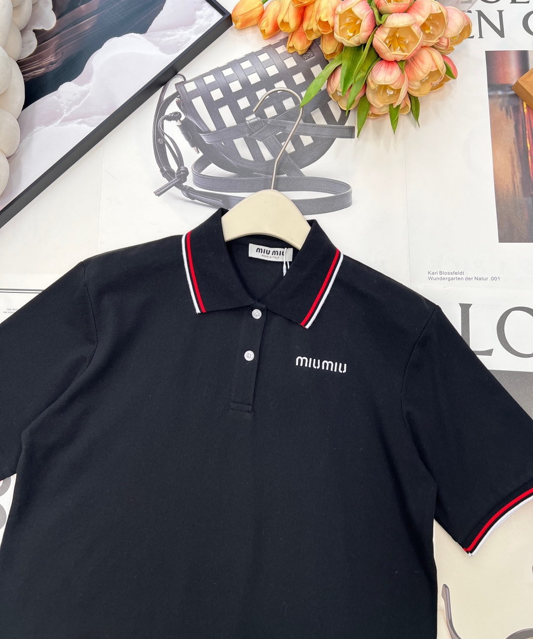 🆕MIU MIU春夏新款青春活力学院风撞色边翻领短袖POLO衫▪️定制珠地棉织造，质感高级，舒适柔软，翻