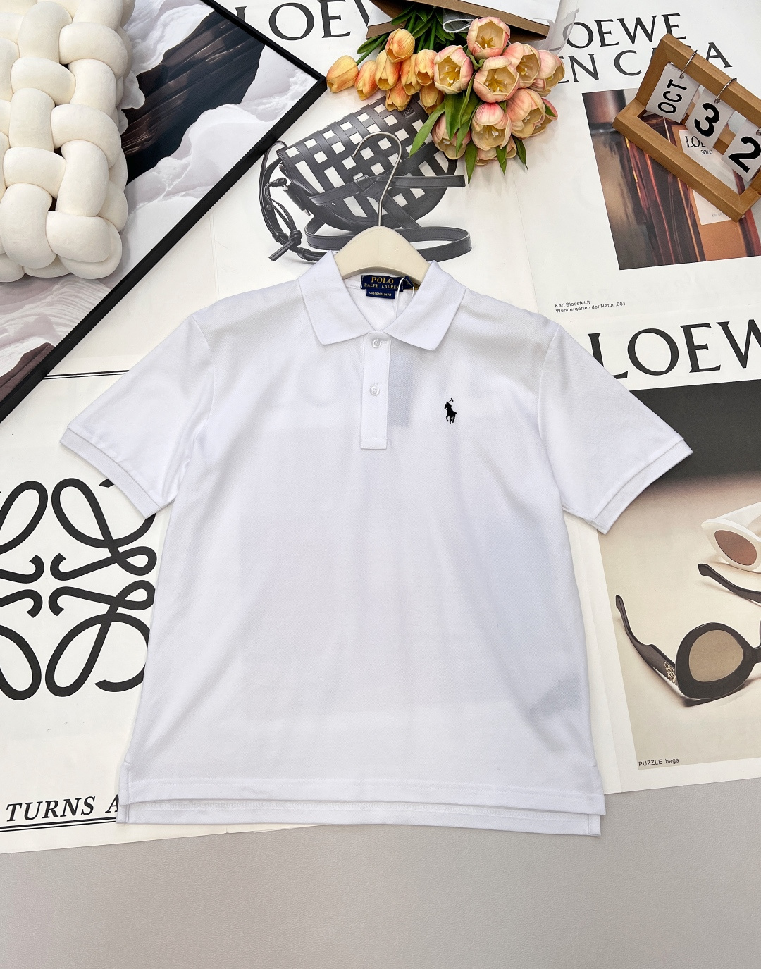 NO:658412,Ralph Lauren's new spring and summer high-end old-money lapel short-sleeved POLO shirt. Customized piqué cotton weaving, high-end texture, comfortable and soft, lapel short-sleeved version, two-button placket processing, with fine and dense texture, delicate and exquisite. The right side of the chest is decorated with a war horse embroidered logo, highlighting the high-end tonality. The regular version does not matter the body shape and age. It is simple and versatile for daily use in all seasons!  You can easily wear it to look expensive and old-fashioned, and when paired with a pleated skirt, you can wear it with the age-reducing style of a young and lively girl!  Complete three standards, big shipments, size sml code, loro piana, skirts, T-shirt, alexander wang19860909Ralph Lauren春夏新款高级感老钱翻领短袖POLO衫 定制珠地棉织造,质感高级,舒适柔软,翻领短袖版型,二粒扣襟纽扣处理,搭配细腻密实肌理,细腻精致,胸前右侧点缀战马刺绣徽标装饰,彰显高级调性,常规版型不挑身材年龄,四季日常简约百搭款！ 轻松穿出贵老钱感,搭配百褶裙又能穿出青春活泼少女的减龄风格！三标齐全,大货出 尺码sml 编码,,loro piana,skirts,T-shirt,alexander wang,Women's clothing