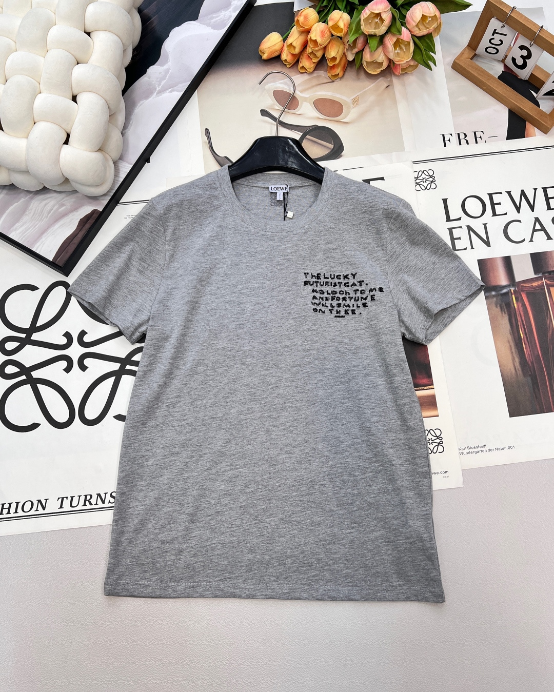 NO:658403,Loewe2025 new style embroidered round neck cat, LoewLouis  wain co-branded series# Customized YB native cotton material, breathable and comfortable, full of texture, regular short-sleeved T-shirt cutting, YB development, the entire garment is processed with embroidery technology, restoring the letter slogan, highlighting personality, large-area embroidery technology on the back, outlines a three-dimensional style of colorful feline cartoon avatar, strengthens the brand identity, fashionable and high-end sense is immediately apparent, and the outfit is age-reducing and western-style. Three standards are complete, large shipments, size sml code,, louis  vuitton,loewe,T-shirt,tees,t-shirt,alexander wang19860909Loewe2025新新款刺绣圆领猫咪,LoewLouis wain联名系列#定制YB原生全棉材质,透气舒适,质感十足,常规短袖T恤裁剪,YB开发,整件成衣采用刺绣工艺处理,还原出字母标语,突出个性,后背大面积刺绣工艺,勾勒出立体风格的彩色猫科动物卡通头像,加强品牌标识度,时尚高级感立现,穿搭减龄洋气.三标齐全,大货出 尺码sml 编码,,louis vuitton,loewe,T-shirt,tees，t-shirt,alexander wang,Women's clothing