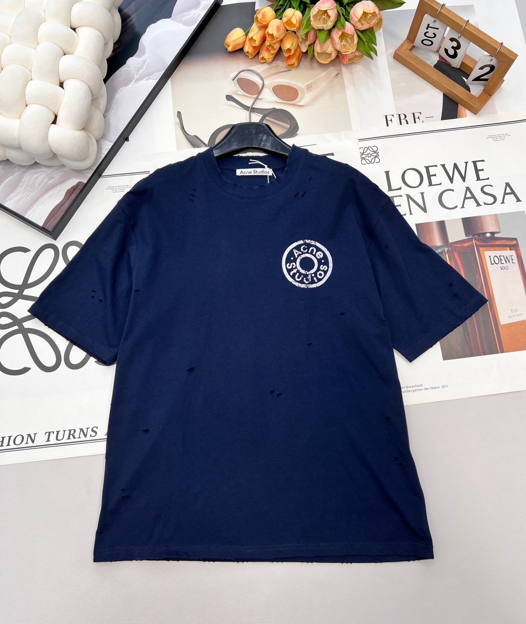 NO:658820,Acne studios 2025 new round neck hole printed logo, customized YB native cotton material, breathable and comfortable, full of texture, loose short-sleeved T-shirt cut, made of heavyweight pure cotton, full of drape, showing a slim and fashionable wearing effect. The printing process on the chest side outlines the iconic letter circular logo, with irregular hole details to collide with the layers, strengthen the brand identity, and the sense of fashion and high-end is immediately apparent, creating a personalized style, fashionable and relaxed, and it is stylish and stylish when worn alone. Customized surface accessories  Three standards are complete, large shipments, size sml code A,,acne studios,dior,T-shirt,tees,t-shirt,alexander wang19860909Acne studios2025新款圆领破洞印花徽标,定制YB原生全棉材质,透气舒适,质感十足,宽松短袖T恤裁剪,采用克重纯棉制成,垂坠感十足,呈现显瘦时尚穿搭效果,胸侧印花工艺,勾勒出标志性字母圆形徽标,配合不规则破洞细节碰撞层次,加强品牌标识度,时尚高级感立现,打造个性风格,时髦松弛,单穿内搭都出彩时髦.定制面辅料 三标齐全,大货出 尺码sml 编码A,,acne studios,dior,T-shirt,tees，t-shirt,alexander wang,Women's clothing