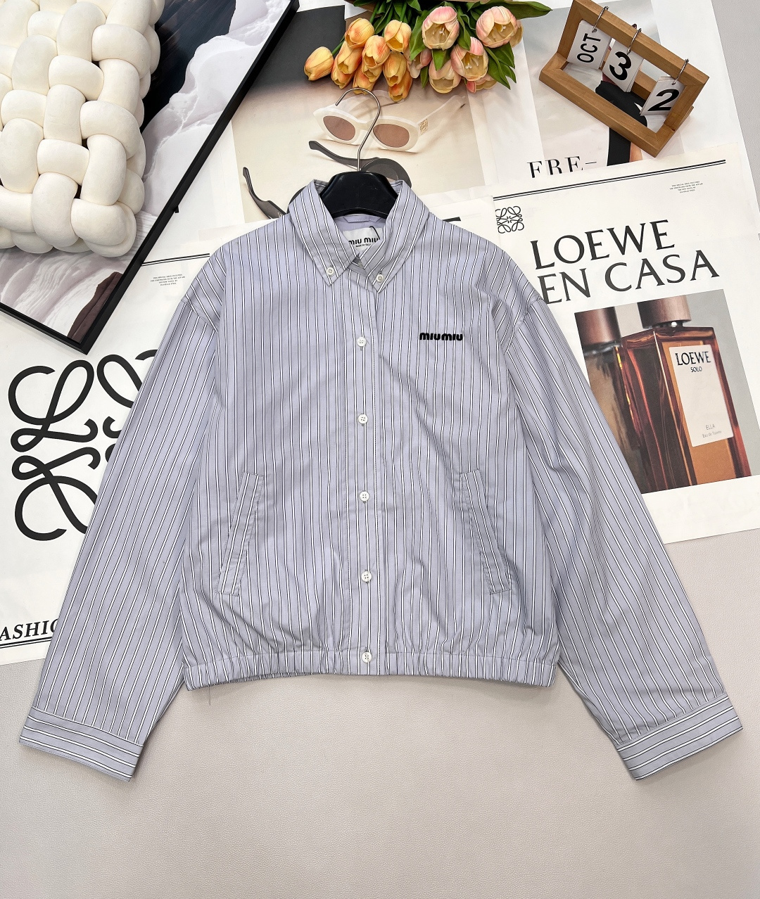 NO:658812,Miumiu2025 new double-striped lapel jacket drawstring skirt suit, customized YB twill cotton material, comfortable texture, stylish wear, lapel shirt-style contour jacket, full of fashionable style, all-over blue double-striped stripes are arranged vertically, the back button can be detached, and the hem is elastic  Threaded edging makes the fit more flattering, and the embroidered logo on the chest makes the outfit show off your individual style. Pair it with the same series of skirts. The mid-length A-line model with perforated belts has neat pleats. The umbrella-like expanded skirt shape modifies the leg shape and makes the legs appear slimmer and looser. The complete set has more brand charm and is fashionable. Fully lining and hemming  Fixed dyeing and strip processing to perfectly restore the appearance. Distinguish the market version. Must choose when pursuing quality. Customized surface accessories, complete three standards, large shipments. Size sml. Jackets, miumiu, skirts, jackets & coats, jackets & coats, shirts, alexander wang19860909Miumiu2025新款对条翻领外套抽绳半裙套装,定制YB斜纹全棉材质,质感舒适,穿搭有型,翻领衬衫式轮廓夹克外套,尽显时髦格调穿搭,通体蓝色对条条纹竖状排列,后背纽扣可拆分,下摆弹力螺纹包边,贴合更显身材,胸前刺绣徽标装饰,穿搭尽显个性风采,搭配同系列半身裙,腰带穿孔A字中长款配利落压褶,伞状外扩裙边造型,修饰腿形显瘦松弛,成套搭配更具品牌魅力,时髦潮流.全内里包边 定染对条处理 完美还原品相 区别市场版本 追求品质必选 定制面辅料 ,三标齐全,大货出 尺码sml 夹克编,,miumiu,skirts,jackets & coats,jackets & coats,shirts,alexander wang,Women's clothing