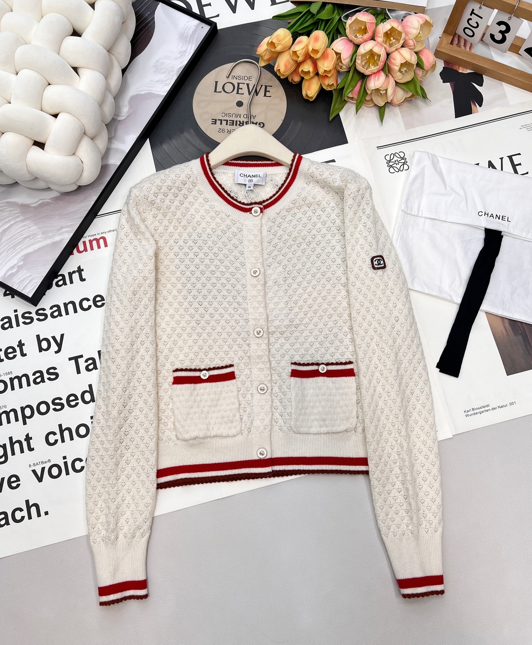 NO:658797,Chanel2025 new round neck knitted cardigan, customized YB cashmere yarn weaving, dense fine knitting, soft and waxy texture, comfortable and skin-friendly, round neck buttoned front shoulder cardigan cut, large body covered with hollow waffle texture, round buttoned camellia on the front  It embellishes, reflects the light, and creates a simple and relaxed feeling. With the wavy collar extending to the front, hem, cuffs and pocket edges, the contrasting stripes enrich the design layering. The version is tolerant of the figure, making the outfit full of temperament. Paired with an exquisite lace-up dust bag.  , complete three standards, two colors, size sml code H, chanel, alexander wang19860909Chanel2025新款圆领针织开衫,定制YB羊绒纱线织造,密度细针织造,软糯质地,舒适亲肤,圆领纽扣正肩开衫剪裁,大身满铺镂空华夫纹理,前襟圆扣山茶花装点,折射出光线,穿出简约松弛感,配合波浪领边延伸至前襟、下摆、袖口和口袋边缘的条纹撞色,丰富设计层次感,版型包容身材,穿搭气质十足.搭配精致系带防尘袋 ,三标齐全,两色出 尺码sml 编码H,,chanel,alexander wang,Women's clothing