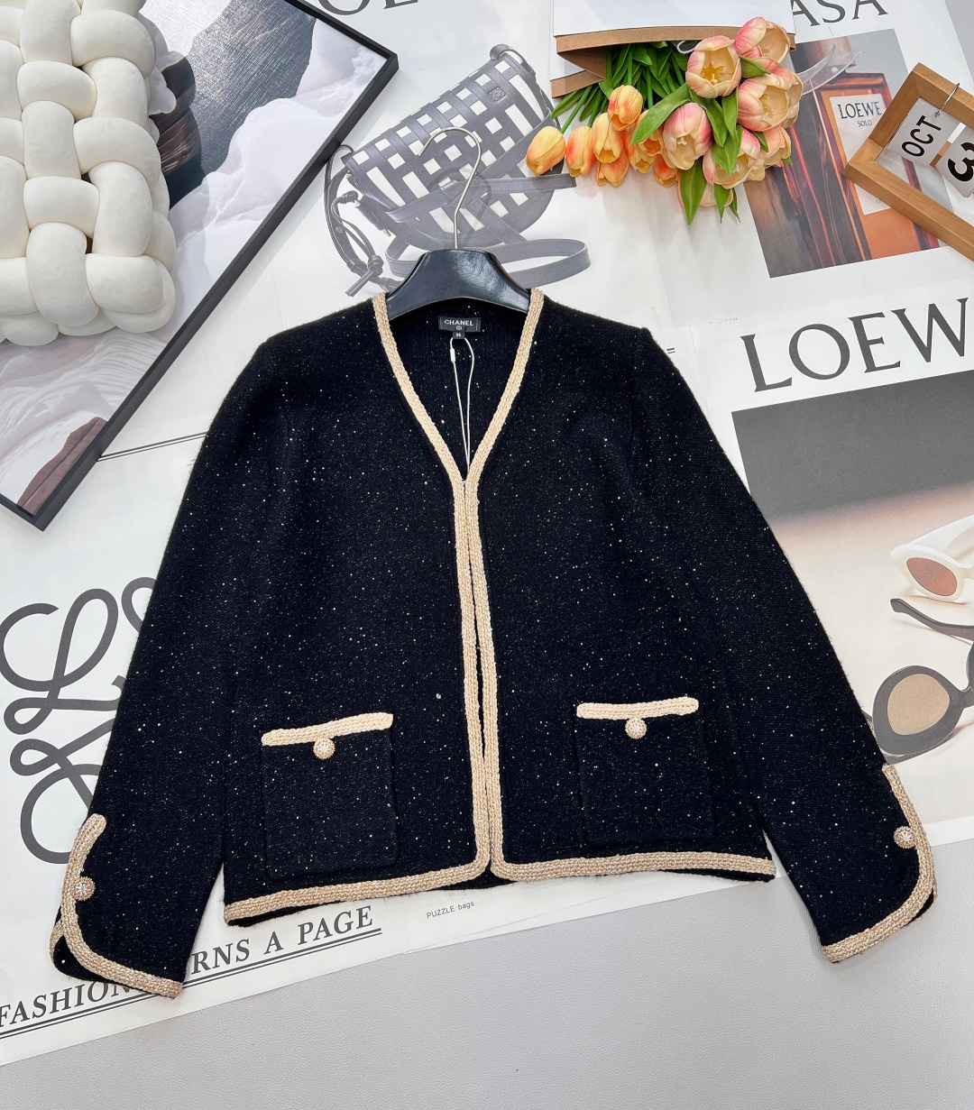 NO:658802,CHANEL Xiaoxiang's new gilt cashmere cardigan puts the 'luxury feeling of clouds' on the body, classic meets custom-made cashmere yarn, every inch is luxurious and careful - - The yarn is luxuriously blended with custom-grade cashmere, and the body is wrapped in cloud-like soft and waxy warm velvet. The black gauze is kneaded with fine silver glitter, and when you walk around, it's like weaving starlight into the hem; -  The gilded V-neck, placket and pockets are embellished with thick woven gold ropes, creating a texture contrast with the softness of cashmere. Once the retro metal buckle is buttoned, the nobility is revealed; - The lazy and noble slightly curved hem hides the waist and buttocks. Wearing it alone is a loose lady, wearing a suspender belt is an atmospheric stunner. In autumn and winter, layering a coat with a gold edge is a sign of exquisiteness. Three standards are complete, and large quantities are available. Size sml  coding,,chanel,alexander wang19860909CHANEL小香新款鎏金羊绒开衫把“云朵奢感”穿在身上, 经典撞上定制羊绒纱线,每一寸都是显贵的小心机—— - 纱线奢享定制级羊绒混纺,裹身是云朵般的软糯暖绒,黑纱里揉进细碎银闪,走动时像把星光织进了衣摆； - 鎏金点睛粗织金绳勾边V领、门襟与口袋,和羊绒的柔糯形成质感反差,复古金属扣一扣,贵气就漫出来了； - 慵懒贵态微弧度下摆藏住腰臀肉,单穿是松弛大小姐,搭吊带是氛围感尤物,秋冬叠穿大衣,露个金边都是精致暗号.三标齐全,大货出 尺码sml 编码,,chanel,alexander wang,Women's clothing