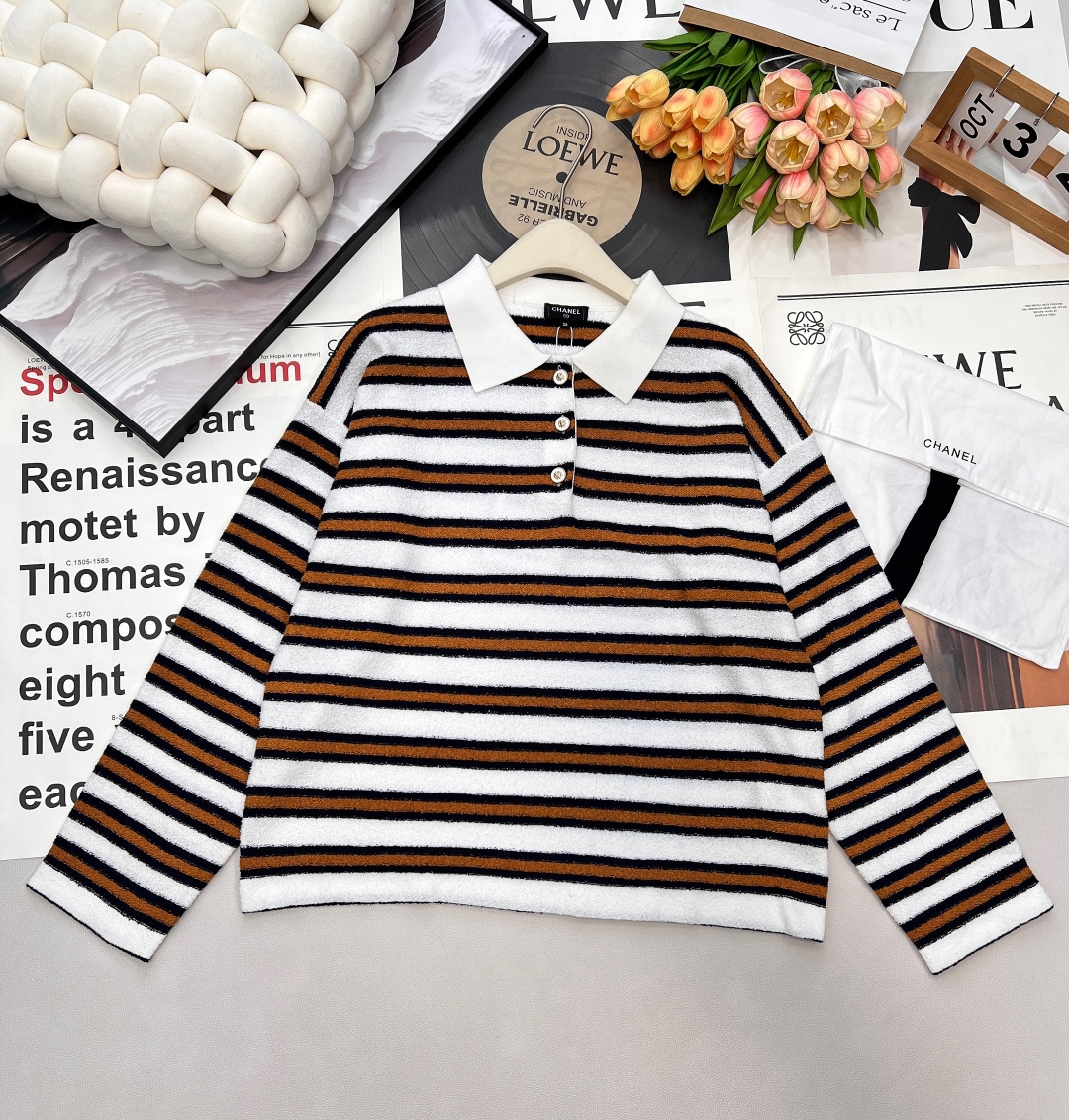 NO:658798,Chanel2025 new style knitted striped long sleeves, customized YB cotton yarn weaving, dense fine knitting, soft and waxy texture, comfortable and skin-friendly, half-open lapel knitted long-sleeved cut, loose silhouette and dropped shoulder design, relaxed neutral style, full body with three-color stripes arranged horizontally, round button camellia decoration, fashionable temperament, rich design layering, fashionable and western style. Comes with exquisite lace dust bag packaging, complete with three labels, two colors.  Size sml code,,chanel, 19860909Chanel2025新款针织条纹长袖,定制YB棉毛纱线织造,密度细针织造,软糯质地,舒适亲肤,翻领半开襟针织长袖剪裁,宽松廓形落肩设计,松弛中性风格拉满,大身三色条纹横向排列,圆扣山茶花装点,穿出时髦气质,丰富设计层次感,穿搭时尚洋气.配有精致系带防尘袋包装 ,三标齐全,两色出 尺码sml 编码,,chanel, ,Women's clothing