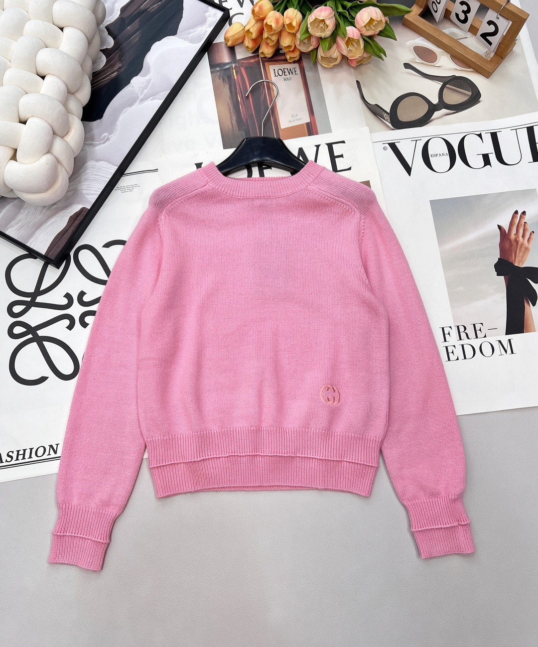 NO:663808,Gucci's new clean logo knitted pullover sweater, customized YB wool knitting material, dense fine knitting, comfortable and skin-friendly, round neck and dropped shoulders, giving a lazy and relaxed feeling, thread tightening at the leader's hem, full elasticity and comfortable to wear, double G letter logo crochet decoration on one side of the hem, double pitted edges echoing the cuffs, rich design layering, loose fit, tolerant of the figure, fashionable wearing atmosphere. Customized surface accessories, three standards are complete, two colors are available, size sml  Coding G,,gucci,sweaters, 19860909Gucci新款净版徽标针织套头毛衣,定制YB羊毛针织材质,密度细针织造,舒适亲肤,圆领落肩剪裁,穿出慵懒松弛感,领袖口衣摆螺纹收紧,弹性十足穿着舒适,下摆单侧双G字母徽标钩花装饰,双重坑条包边与袖口呼应,丰富设计层次感,宽松版型,包容身材,穿搭氛围时髦.定制面辅料 三标齐全,两色出 尺码sml 编码G,,gucci,sweaters, ,Women's clothing