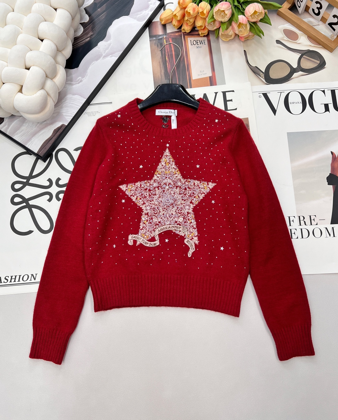 NO:663768,Dior's new embroidered rhinestone five-pointed star embroidered knitted sweater. Customized YB wool yarn weaving, comfortable to wear and full of texture. Round neck knitted pullover sweater cut. Large area of ​​embroidery in the center outlines the letter logo five-pointed star embroidered element shape. The back collar echoes the CD bee logo. The large body is threaded elastic hemming. It tightens and fits the body for more warmth and flexibility. It has a regular version and is fashionable to wear. Customized fabrics and accessories are available in three standards and two colors. Size sml  Code D,,dior,sweaters, 19860909Dior新款刺绣烫钻五角星刺绣针织毛衣 定制YB羊毛纱线织造,穿搭舒适,质感十足,圆领针织套头毛衣裁剪,通体居中大面积刺绣勾勒字母徽标五角星刺绣元素造型,后领CD蜜蜂徽标呼应,大身螺纹弹力包边,收紧贴身更保暖灵便,常规版型,穿搭洋气时髦.定制面辅料 三标齐全,两色出了 尺码sml 编码D,,dior,sweaters, ,Women's clothing