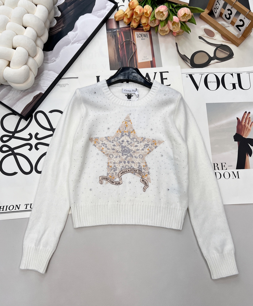 NO:663757,Dior's new embroidered rhinestone five-pointed star embroidered knitted sweater. Customized YB wool yarn weaving, comfortable to wear and full of texture. Round neck knitted pullover sweater cut. Large area of ​​embroidery in the center outlines the letter logo five-pointed star embroidered element shape. The back collar echoes the CD bee logo. The large body is threaded elastic hemming. It tightens and fits the body for more warmth and flexibility. It has a regular version and is fashionable to wear. Customized fabrics and accessories are available in three standards and two colors. Size sml  Code D,,dior,sweaters, 19860909Dior新款刺绣烫钻五角星刺绣针织毛衣 定制YB羊毛纱线织造,穿搭舒适,质感十足,圆领针织套头毛衣裁剪,通体居中大面积刺绣勾勒字母徽标五角星刺绣元素造型,后领CD蜜蜂徽标呼应,大身螺纹弹力包边,收紧贴身更保暖灵便,常规版型,穿搭洋气时髦.定制面辅料 三标齐全,两色出了 尺码sml 编码D,,dior,sweaters, ,Women's clothing