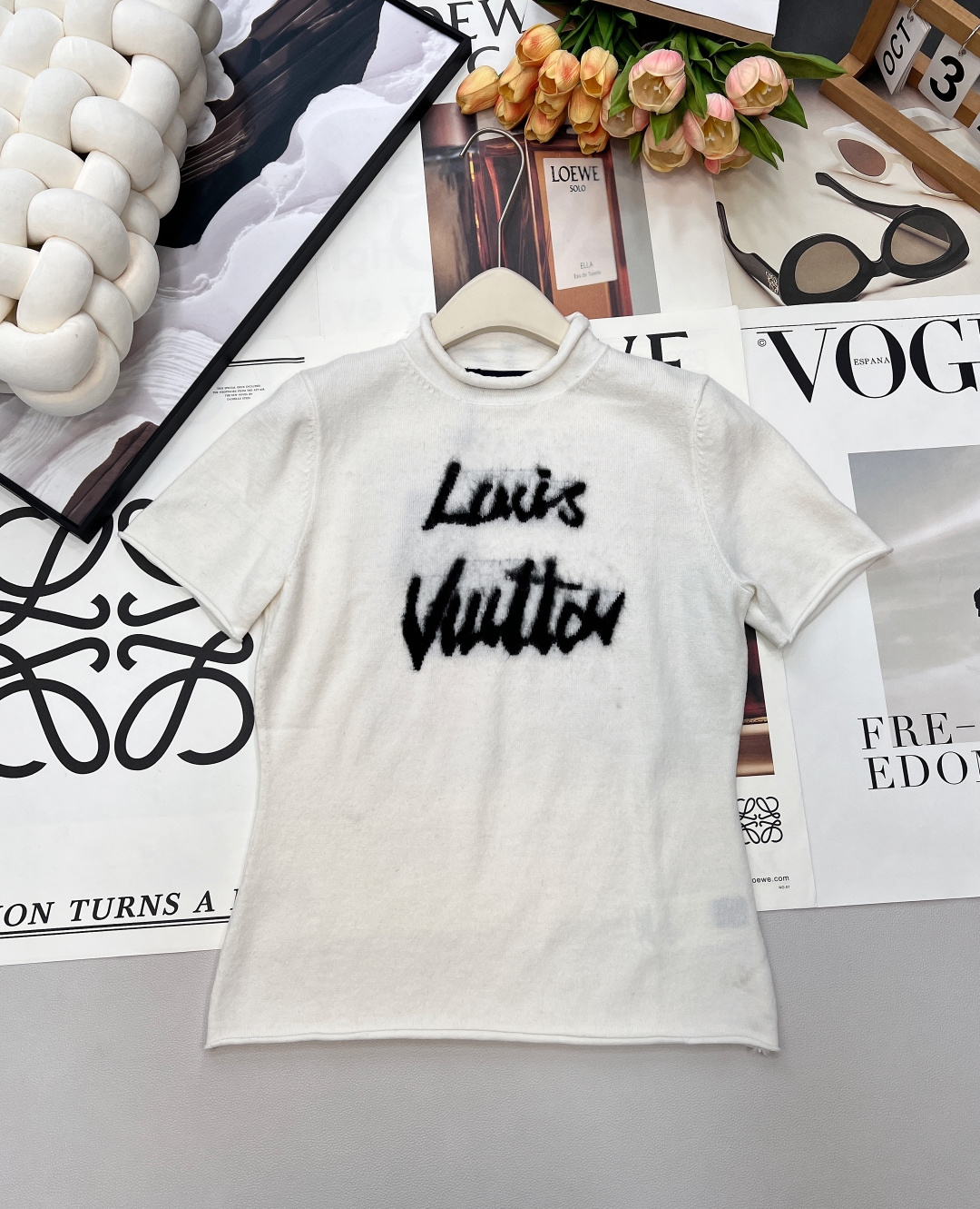 NO:663062,Louis Vuitton 25FW new autumn and winter wool MONOGRAM jacquard letter short-sleeved sweater丨High version produced!  Quality control is a must. The texture of the customized wool yarn is superb. The elegant small stand-up collar is a classic age-reducing item!  The contrasting letter design is fashionable and handsome!  The pattern doesn’t make your upper body look slimmer!  A perfect item that Bai Fumei must buy. Perfect workmanship and quality depends on the details!  Complete three standards, three colors, size sml coding, Louis Vuitton, sweaters, T-shirt, Alexander Wang19860909Louis Vuitton 25FW秋冬新款挂毛MONOGRAM提花字母短袖毛衣丨高版出品！品质控必入.定制羊毛纱线质感超赞.气质小立圆领经典减龄单品！撞色字母设计时髦又帅气！版型不挑人上身巨显瘦！白富美必收的完美单品.完美做工品质看细节！三标齐全,三色出 尺码sml 编码,,louis vuitton,sweaters,T-shirt, ,Women's clothing