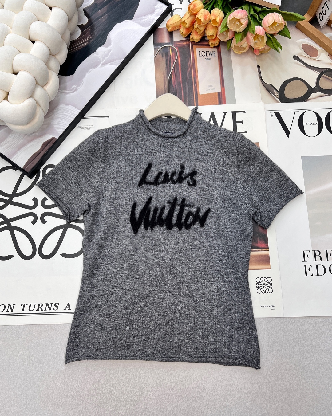 NO:663090,Louis Vuitton 25FW new autumn and winter wool MONOGRAM jacquard letter short-sleeved sweater丨High version produced!  Quality control is a must. The texture of the customized wool yarn is superb. The elegant small stand-up collar is a classic age-reducing item!  The contrasting letter design is fashionable and handsome!  The pattern doesn’t make your upper body look slimmer!  A perfect item that Bai Fumei must buy. Perfect workmanship and quality depends on the details!  Complete three standards, three colors, size sml, louis vuitton, sweaters, T-shirt,  19860909Louis Vuitton 25FW秋冬新款挂毛MONOGRAM提花字母短袖毛衣丨高版出品！品质控必入.定制羊毛纱线质感超赞.气质小立圆领经典减龄单品！撞色字母设计时髦又帅气！版型不挑人上身巨显瘦！白富美必收的完美单品.完美做工品质看细节！三标齐全,三色出 尺码sml 编,,louis vuitton,sweaters,T-shirt, ,Women's clothing