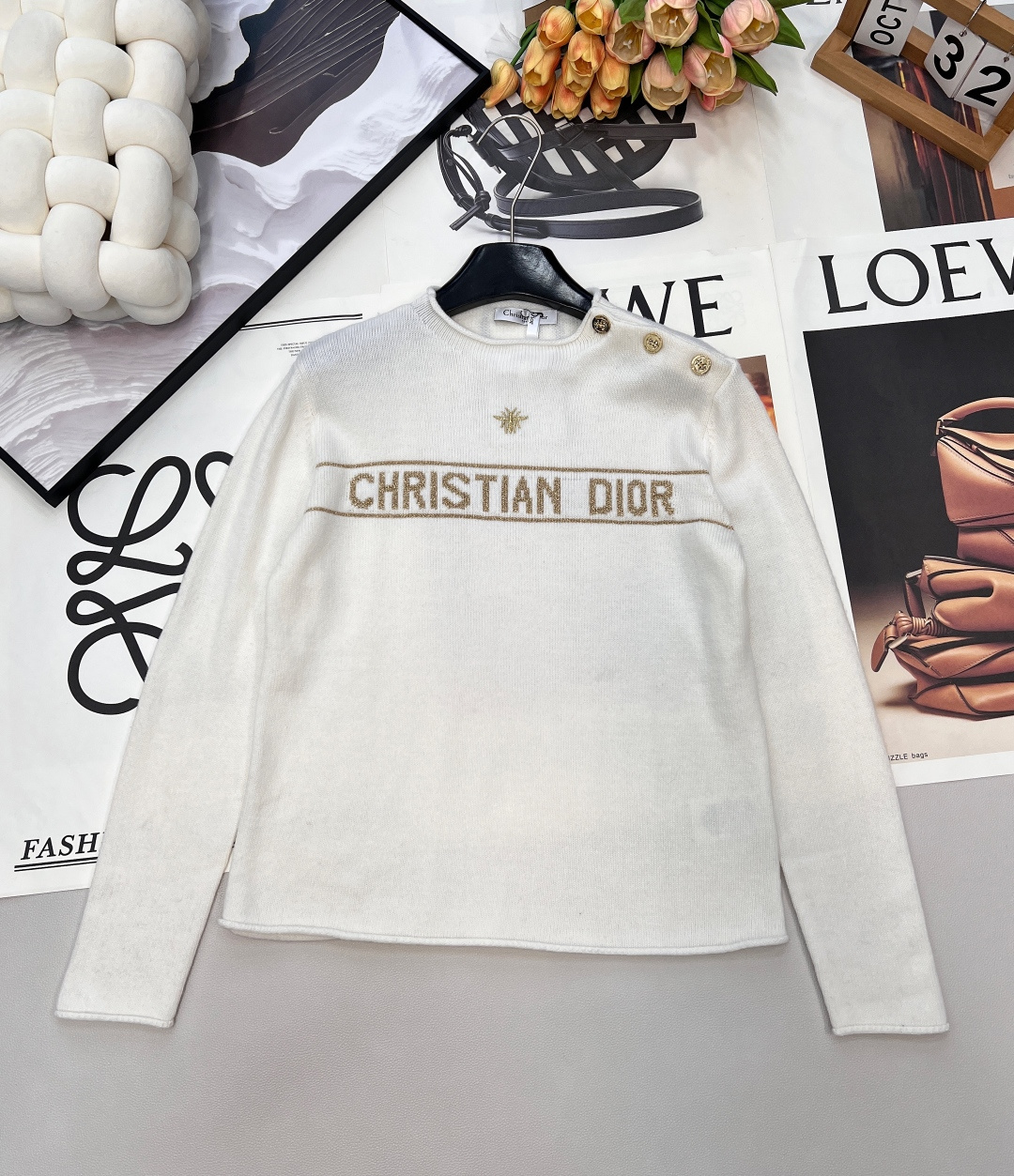NO:663785,DIOR Christmas limited platinum single-side shoulder buckle gold thread butterfly letter embroidery wool sweater Woven from wool yarn, high-end texture, comfortable and soft Milky white background + gold bee embroidery, exquisite details, full of elegance. 'CHRISTIAN DIOR' letter texture on the chest, full of brand sense. The shoulder buckle design modifies the shoulder line, and the round neck is simple and versatile, showing a high-end temperament whether in daily or formal occasions! Single-side shoulder buckle, inadvertently noble  A delicate shoulder buckle falls gently on one side, just like snowflakes accidentally resting on the skirt. Unbuttoned, it is a lazy and casual streamline; buttoned, it outlines an elegant and neat outline. The sense of ritual is hidden in these subtle choices~ It is made of top wool material, soft and skin-friendly, and light to wrap the body in winter. It is warm, but not heavy; it is luxurious, but also considerate. In the cold winter, it forms a gentle barrier. Complete three standards, large goods.  size sml code,,dior,sweaters, 19860909DIOR 圣诞限定白金单侧肩扣金丝线蝴蝶字母刺绣羊毛针织衫毛衣 羊毛纱线织造,质感高级,舒适柔软 奶白色底色+金色蜜蜂刺绣,细节精致,优雅满分.胸前”CHRISTIAN DIOR“字母织纹,品牌感十足.肩扣设计修饰肩部线条,圆领简约百搭, 无论日常还是正式场合,都能展现高级气质! 单侧肩扣,不经意的矜贵 一道精致肩扣,轻轻落于一侧, 宛如雪花偶然栖息于衣襟. 解开,是慵懒随性的流线；扣起,勾勒出优雅利落的轮廓.仪式感,就藏在这细微的取舍之间～ 选用顶级羊毛材质,柔软亲肤,轻盈包裹冬日身躯.是暖意,却毫不厚重；是奢华,亦体贴入微. 于寒冬中,自成一道温柔屏障.三标齐全,大货出 尺码sml 编码,,dior,sweaters, ,Women's clothing
