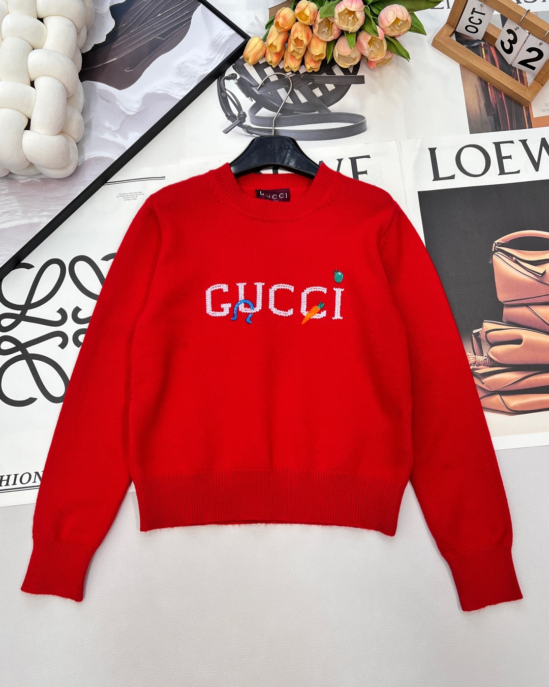 NO:663734,Gucci's new embroidered crocheted round neck pullover sweater. Customized YB wool knitted material. High-quality texture, comfortable and soft. Round neck long-sleeved sweater. Threaded edges on the collar and cuffs echo the hem. The childlike letter logo is embellished in the center. The colorful colors create a youthful and energetic style and highlight the brand's tone. Wool knitted fabric. Warm and comfortable. Regular fit. Simple and versatile for daily use in autumn and winter. Customized surface accessories. Complete three standards. Two colors. Size sml  Coding G,,gucci,sweaters, 19860909Gucci新款刺绣钩花圆领套头毛衣 定制YB羊毛针织材质,质感高级,舒适柔软,圆领长袖毛衣,领口袖口螺纹包边与衣摆相呼应,居中点缀童趣感字母徽标,色彩斑斓打造青春活力风格,彰显品牌调性,羊毛针织面料,保暖舒适,常规版型,秋冬日常简约百搭款,定制面辅料 ,三标齐全,两色出 尺码sml 编码G,,gucci,sweaters, ,Women's clothing