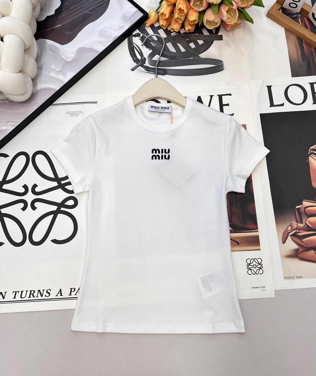 NO:663729,MiuMiu new spring and summer round neck short-sleeved T-shirt with letter embroidery on the chest丨Exclusively developed by yb!  High quality production!  Imported high-thread-count pure cotton fabric has unrivaled texture!  The age-reducing girl’s temperament is versatile, and the classic slim-fit H-shaped version is great for slimming down!  A fashionable must-have item. The quality of workmanship depends on the details!  Two colors come out!  All three standards are complete!  Size sml,,miumiu,T-shirt,tees,t-shirt, 19860909MiuMiu春夏新款胸前字母刺绣圆领短袖T恤丨独家yb开发！高版出品！进口高支数纯棉面料质感无敌！减龄少女气质百搭,经典修身H版型巨减瘦！时髦必备单品.做工品质看细节！两色出！三标齐全！ 尺码sml 编,,miumiu,T-shirt,tees，t-shirt, ,Women's clothing
