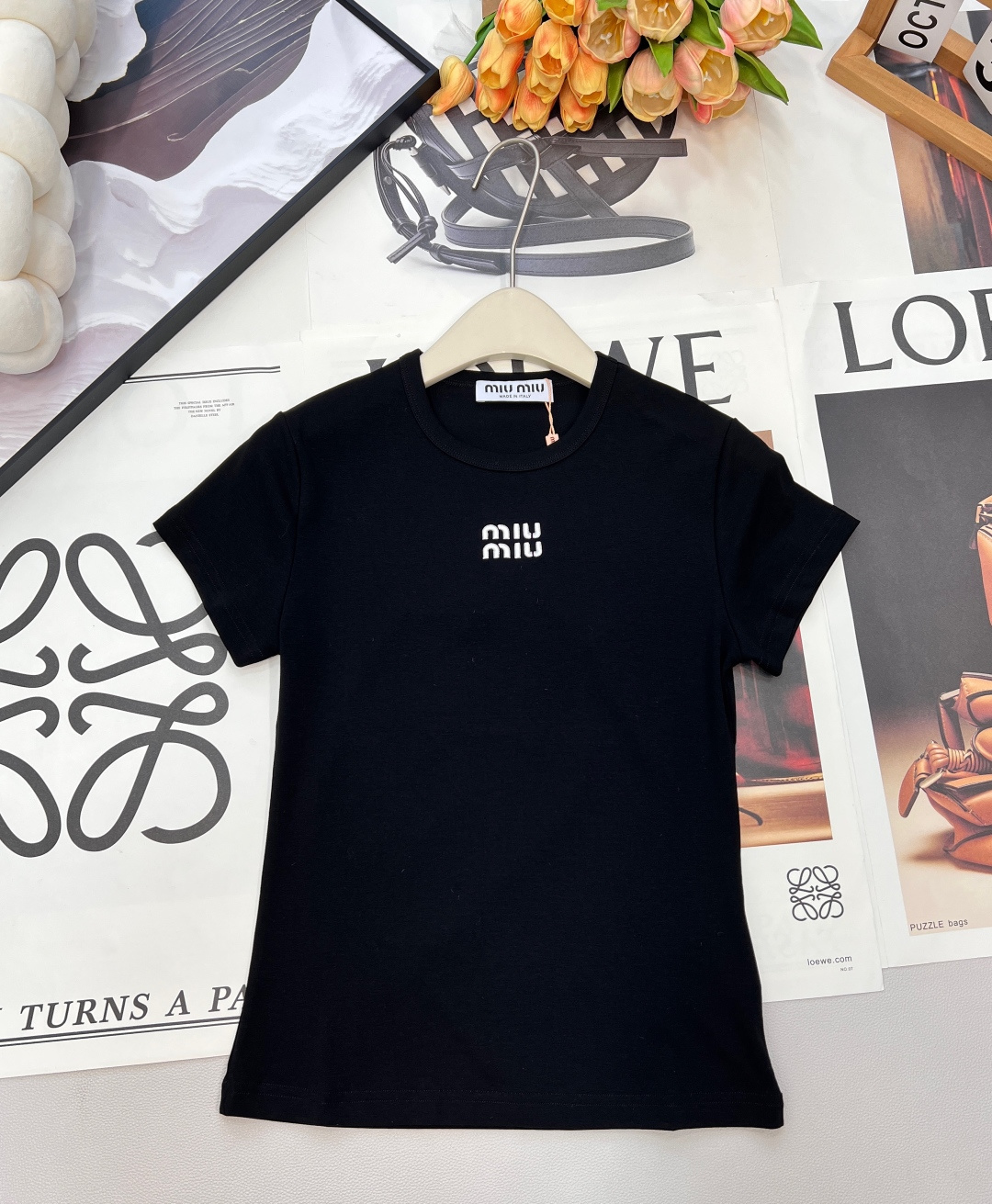 NO:663727,MiuMiu new spring and summer round neck short-sleeved T-shirt with letter embroidery on the chest丨Exclusively developed by yb!  High quality production!  Imported high-thread-count pure cotton fabric has unrivaled texture!  The age-reducing girl’s temperament is versatile, and the classic slim-fit H-shaped version is great for slimming down!  A fashionable must-have item. The quality of workmanship depends on the details!  Two colors come out!  All three standards are complete!  Size sml,,miumiu,T-shirt,tees,t-shirt, 19860909MiuMiu春夏新款胸前字母刺绣圆领短袖T恤丨独家yb开发！高版出品！进口高支数纯棉面料质感无敌！减龄少女气质百搭,经典修身H版型巨减瘦！时髦必备单品.做工品质看细节！两色出！三标齐全！ 尺码sml,,miumiu,T-shirt,tees，t-shirt, ,Women's clothing