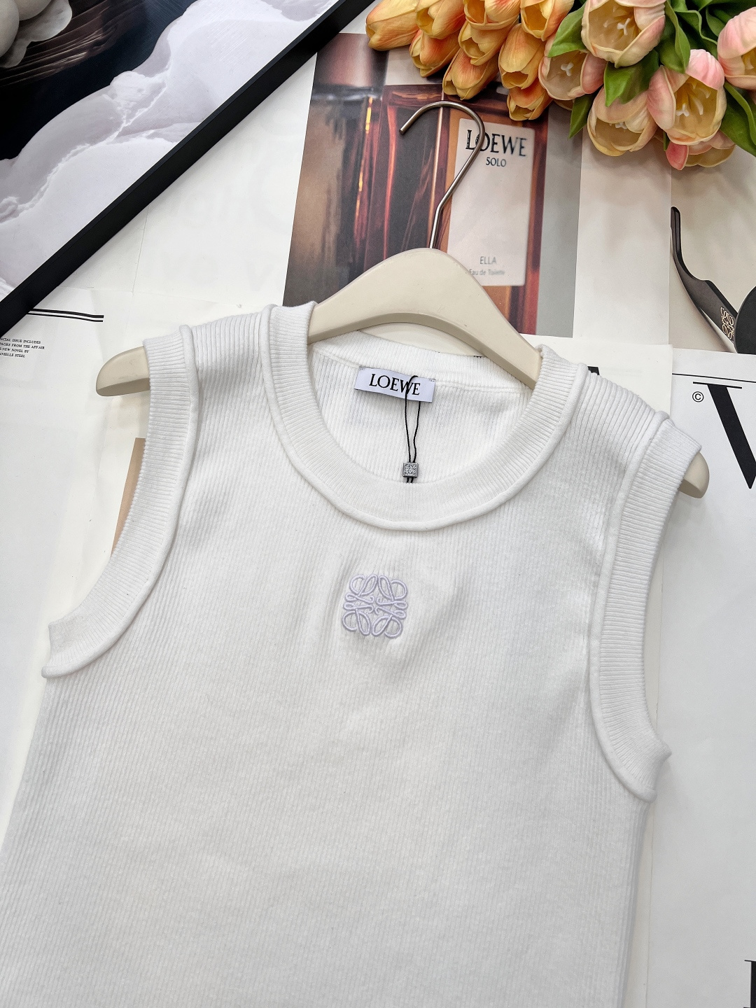 🆕LOEWE新款春夏王炸！内搭谁还没件能撑场面的针织背心？这件直接把“低调高级”焊在身上！——✅ 100