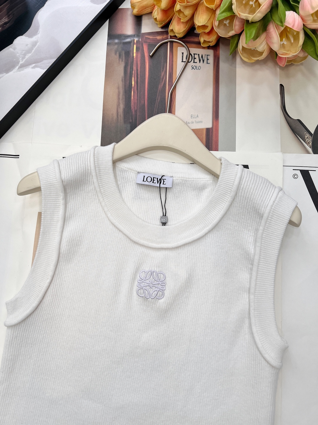 🆕LOEWE新款春夏王炸！内搭谁还没件能撑场面的针织背心？这件直接把“低调高级”焊在身上！——✅ 100