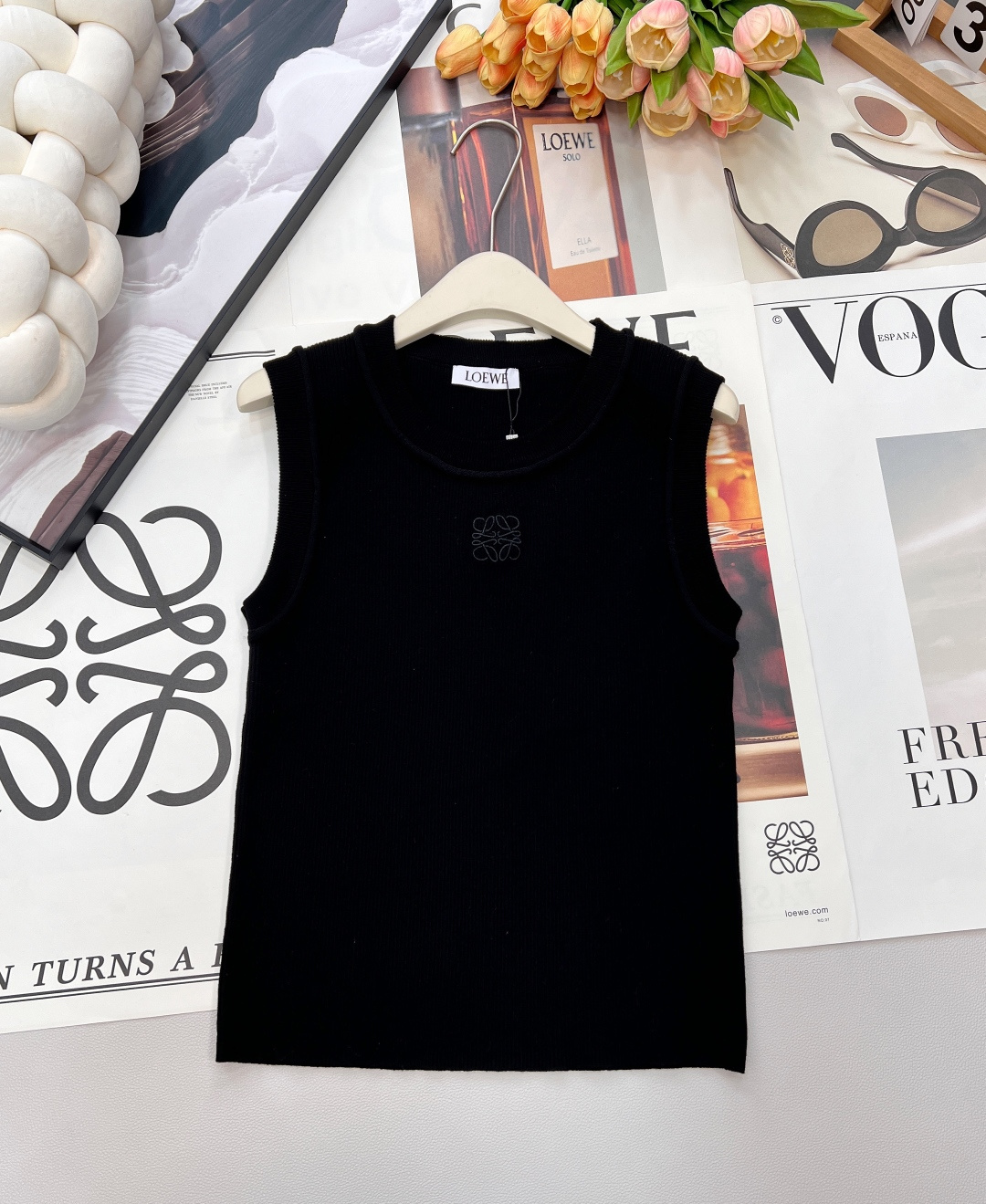 NO:665725,LOEWE's new spring and summer bomb!  Who doesn’t have a knitted vest that can hold up the scene?  This piece directly welds 'low-key and high-end' to the body!  ——Wool high-weight fabrics reject cheap ice silk/pure cotton!  The soft wool texture is close to the skin and has a luxurious velvet feel. It is breathable and not stuffy in spring and summer. The details are all carefully considered. High-density embroidered logo, stitches so fine that it looks like a 'print' on it. One-piece seamless hem, tucked into the waistband or exposed at the edge, it is neat and not bloated. It is lazy and casual and shows the lines of the shoulders and neck. Size sml, edited by, loewe,  19860909LOEWE新款春夏王炸！内搭谁还没件能撑场面的针织背心？这件直接把“低调高级”焊在身上！ —— 羊毛高克重面料拒绝廉价冰丝/纯棉！软乎乎的羊毛肌理,贴肤不扎还自带贵气绒感,春夏穿透气不闷 细节全是小心机 高密度刺绣logo,针脚细到像“印”上去的精致 一片式无痕下摆,塞裤腰/露边穿都利落不臃肿 慵懒随性还显肩颈线条 尺码sml 编,,loewe, ,Women's clothing