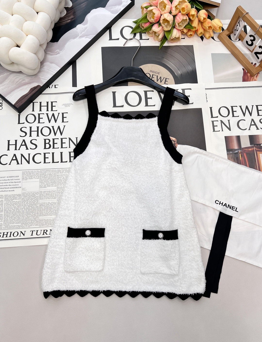 NO:665715,Chanel2025 new contrast color knitted suspender long top, customized YB silk wool yarn weaving, high-end texture, comfortable to wear, knitted long suspender cut, black and white contrasting color all over, wavy lace design on the neckline, matching  The double C rhinestone flower round buckle is the finishing touch, making the elegant elements more restrained and refined. The elastic thread easily outlines the waist, and the hem is slightly slit for a good proportion. It is a versatile item that can be worn as a top or skirt. The upper body is elegant and fashionable.  Customized surface accessories, complete three standards, two colors, size, sml code, chanel, skirts,  19860909Chanel2025新款撞色针织吊带长款上衣,定制YB丝毛纱线织造,质感高级,穿搭舒适,针织长款吊带裁剪,通体黑白撞色,领口波浪花边设计,配合双C水钻花朵圆扣点睛,让素雅元素更显内敛精致,弹力螺纹轻松勾勒腰身,下摆微开衩,穿出好比例,一款可上衣可裙子百搭单品,上身气质优雅,时髦洋气. 定制面辅料 三标齐全,两色出 尺码sml 编码,,chanel,skirts, ,Women's clothing