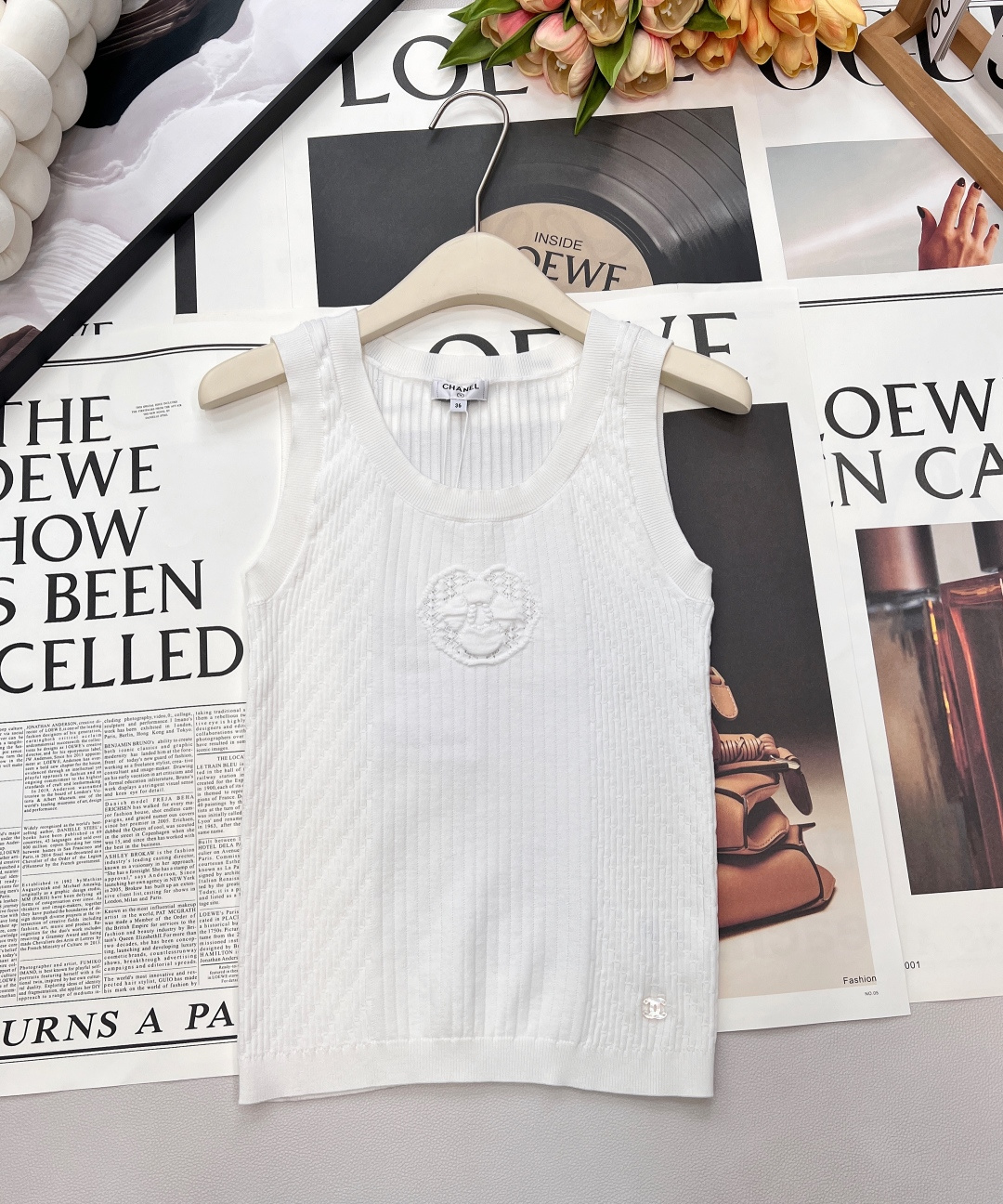 NO:665704,Chanel2025 new camellia knitted vest, customized YB cotton yarn weaving, soft and delicate, comfortable texture, round neck knitted short sleeves, vertical pit strips with concave and convex texture, centered with camellia embellishment, exquisite and stylish, elastic thread binding, slim and slim, double C letter logo on the hem, showing the brand tonality, and the upper body is elegant and generous. For daily commuting. Customized surface accessories, look out for the version!  Complete three standards, four colors, size, sml code, chanel, T-shirt,  19860909Chanel2025新款山茶花针织背心,定制YB棉毛纱线织造,柔软细腻,质感舒适,圆领针织短袖,竖列坑条搭配凹凸纹理,居中打造山茶花点缀,精致洋气,弹力螺纹包边,修身显瘦,下摆双C字母徽标点睛,展现品牌调性,上身尽显优雅大方.日常通勤都.定制面辅料 认准版本！三标齐全,四色出 尺码sml 编码,,chanel,T-shirt, ,Women's clothing