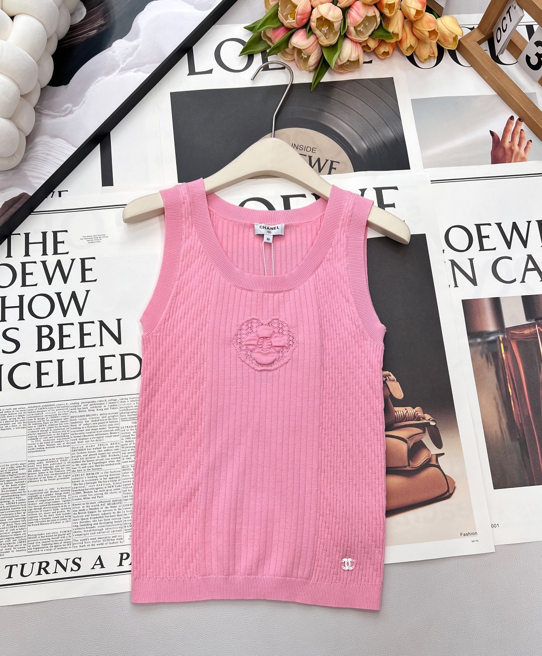 NO:665695,Chanel2025 new camellia knitted vest, customized YB cotton yarn weaving, soft and delicate, comfortable texture, round neck knitted short sleeves, vertical pit strips with concave and convex texture, centered with camellia embellishment, exquisite and stylish, elastic thread binding, slim and slim, double C letter logo on the hem, showing the brand tonality, and the upper body is elegant and generous. For daily commuting. Customized surface accessories, look out for the version!  Complete three standards, four colors, size, sml code, chanel, T-shirt,  19860909Chanel2025新款山茶花针织背心,定制YB棉毛纱线织造,柔软细腻,质感舒适,圆领针织短袖,竖列坑条搭配凹凸纹理,居中打造山茶花点缀,精致洋气,弹力螺纹包边,修身显瘦,下摆双C字母徽标点睛,展现品牌调性,上身尽显优雅大方.日常通勤都.定制面辅料 认准版本！三标齐全,四色出 尺码sml 编码,,chanel,T-shirt, ,Women's clothing