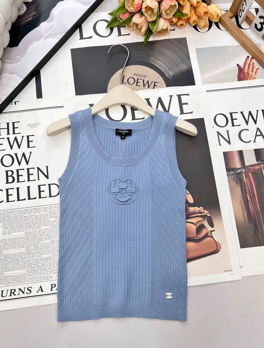 NO:665691,Chanel2025 new camellia knitted vest, customized YB cotton yarn weaving, soft and delicate, comfortable texture, round neck knitted short sleeves, vertical pit strips with concave and convex texture, centered with camellia embellishment, exquisite and stylish, elastic thread binding, slim and slim, double C letter logo on the hem, showing the brand tonality, and the upper body is elegant and generous. For daily commuting. Customized surface accessories, look out for the version!  Complete three standards, four colors, size, sml code, chanel, T-shirt,  19860909Chanel2025新款山茶花针织背心,定制YB棉毛纱线织造,柔软细腻,质感舒适,圆领针织短袖,竖列坑条搭配凹凸纹理,居中打造山茶花点缀,精致洋气,弹力螺纹包边,修身显瘦,下摆双C字母徽标点睛,展现品牌调性,上身尽显优雅大方.日常通勤都.定制面辅料 认准版本！三标齐全,四色出 尺码sml 编码,,chanel,T-shirt, ,Women's clothing