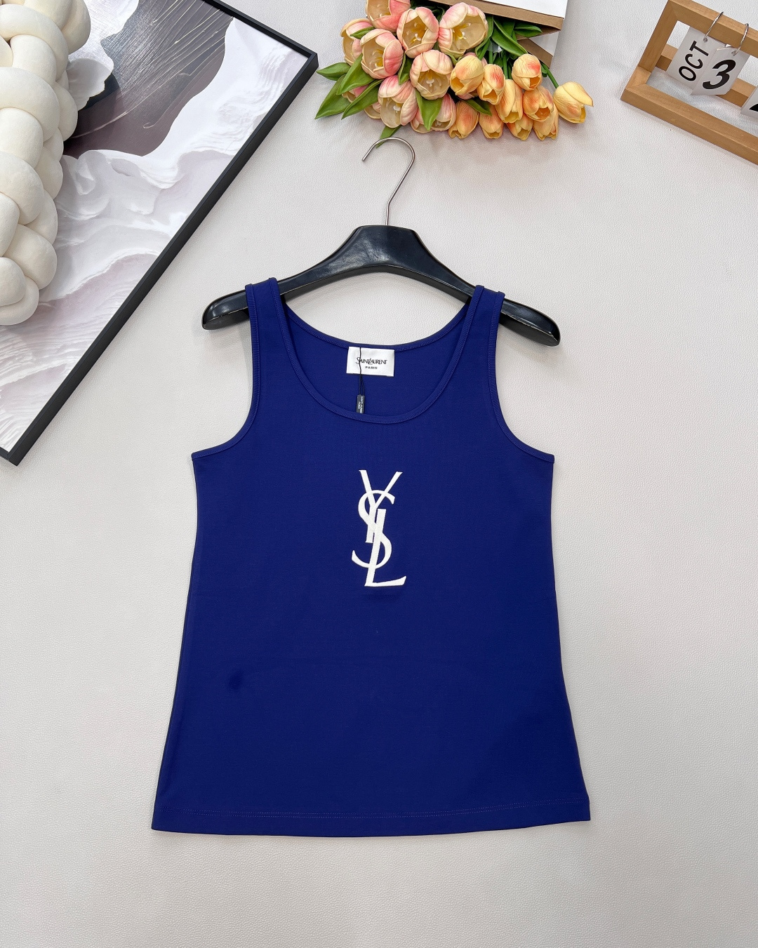 NO:665683,Saint  Laurent2025 new slim fit U-neck logo vest, customized YB twill cotton material, clear and comfortable, full of elasticity, U-neck slim fit vest cut, collar and cuffs threaded edges, all-over solid color bottoming with chest letter emblem  Standard decoration, versatile and eye-catching, getting rid of boring monotony, slim fit tailoring, fitting the body shape, looking slim and high-end, showing versatility, a must-have for daily bases in autumn and winter, fashionable and western-style, single wear in spring and summer, with great age-reducing charm. Customized fabric accessories  Look for the correct version, complete with three standards, large shipments, size, sml code, saint laurent,  19860909Saint Laurent2025新款修身U领徽标背心,定制YB斜纹全棉材质,清透舒适,弹力十足,U型领修身背心裁剪,领口袖口螺纹包边,通体素色打底胸口字母徽标装饰,百搭耐看,摆脱无聊的单调,修身版型剪裁,贴合身形,穿搭显瘦高级,尽显百搭,秋冬日常打底必备,时髦又洋气,春夏单穿,减龄魅力值爆棚.定制面辅料 认准版本 ,三标齐全,大货出 尺码sml 编码,,saint laurent, ,Women's clothing