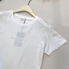 🆕 Saint Laurent 小字母刺绣短袖T恤定制100%原生棉面料,轻薄舒适,天然纤维肌理,满是属 🆕 Saint Laurent 小字母刺绣短袖T恤定制100%原生棉面料,轻薄舒适,天然纤维肌理,满是属