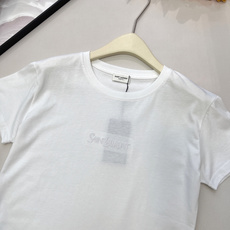 🆕 Saint Laurent 小字母刺绣短袖T恤定制100%原生棉面料,轻薄舒适,天然纤维肌理,满是属 🆕 Saint Laurent 小字母刺绣短袖T恤定制100%原生棉面料,轻薄舒适,天然纤维肌理,满是属