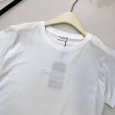 🆕 Saint Laurent 小字母刺绣短袖T恤定制100%原生棉面料,轻薄舒适,天然纤维肌理,满是属 🆕 Saint Laurent 小字母刺绣短袖T恤定制100%原生棉面料,轻薄舒适,天然纤维肌理,满是属