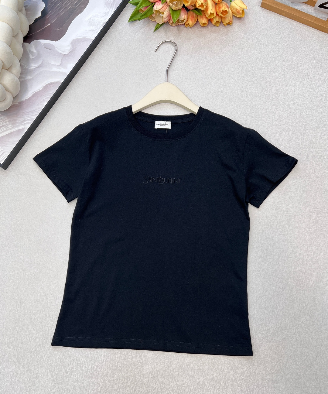 NO:665699,Saint Laurent small letter embroidery short-sleeved T-shirt. Customized native cotton fabric, light and comfortable, natural fiber texture, full of the atmosphere of the earth. ysL has really implemented 'natural environmental protection' into the fabric, with a particularly advanced hand-made feel! Classic and simple short-sleeved, lazy and not simple. How can summer be without simple elements ~ Retro to the extreme ~ The upper body effect is clean and neat, versatile tool, casual, fashionable and practical to wear  Eliminate too many matching worries. Three standards are complete, two colors are available. Size SML code, saint laurent, saint laurent, T-shirt, tees, t-shirt,  19860909Saint Laurent 小字母刺绣短袖T恤 定制原生棉面料,轻薄舒适,天然纤维肌理,满是属于大地的气息,ysL把“自然环保”真的落实到了织物上,特别高级的手作感! 经典简约短袖,慵懒又不简单 夏天怎么能少了简约元素呢～ 复古到了极致～ 上身效果干净利落 百搭利器 可休闲 可时髦 又实穿 免去太多搭配烦恼三标齐全,两色出 尺码sml 编码,,saint laurent,saint laurent,T-shirt,tees，t-shirt, ,Women's clothing