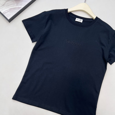 🆕 Saint Laurent 小字母刺绣短袖T恤定制100%原生棉面料,轻薄舒适,天然纤维肌理,满是属 🆕 Saint Laurent 小字母刺绣短袖T恤定制100%原生棉面料,轻薄舒适,天然纤维肌理,满是属