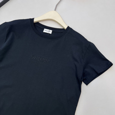 🆕 Saint Laurent 小字母刺绣短袖T恤定制100%原生棉面料,轻薄舒适,天然纤维肌理,满是属 🆕 Saint Laurent 小字母刺绣短袖T恤定制100%原生棉面料,轻薄舒适,天然纤维肌理,满是属