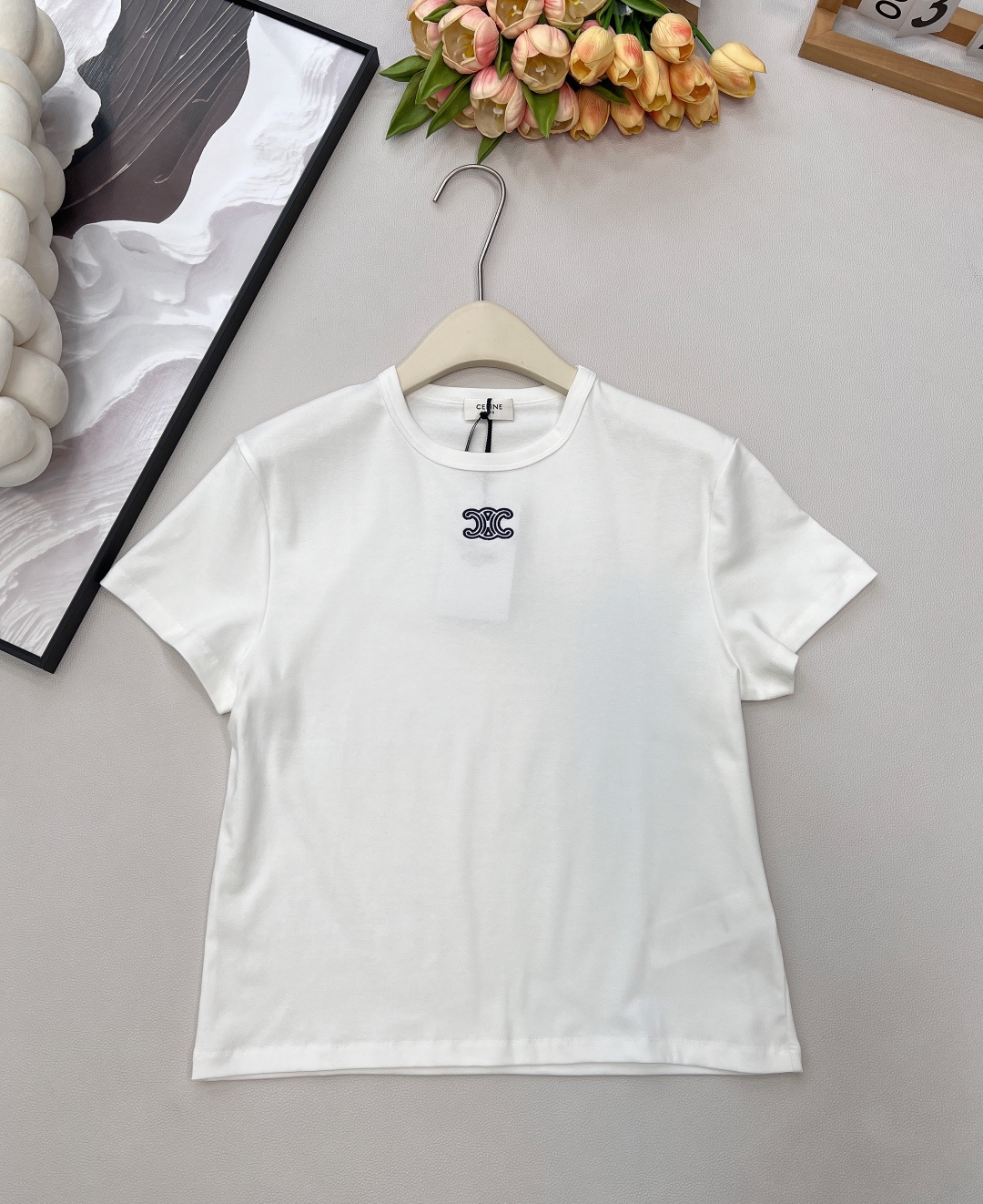 NO:665694,CELINE Arc de Triomphe's new embroidered logo short-sleeved T-shirt. Made of 100% combed smooth pure cotton fabric, it is close-fitting, comfortable and breathable. The fit is neither wide nor tight. It looks slim and hides fat, and has an overall casual style!  The small embroidered logo of the Arc de Triomphe on the chest enhances the brand style. It is simple, elegant and fashionable, and looks great when worn alone. The real thing is very high-end and elegant, very old-fashioned!  Due to lighting problems, the texture of the real thing cannot be captured!  The real thing looks 10,000 times better!  White is simple and clean, navy blue is particularly white, and black is slim and versatile. They are all classic and easy-to-match basic colors!  Complete three standards, three colors, size sml code E, celine, T-shirt, tees, t-shirt,  19860909CELINE凯旋门新款刺绣标识短袖T恤 百分百精梳爽滑纯棉面料,贴身舒适透气,不宽不紧的合身版型,显瘦又藏肉,整体休闲风格！胸前凯旋门刺绣小标识,提升品牌格调,简约大方又时髦,单穿内搭都很绝. 实物很高级大气,非常老钱！光线问题拍不出实物的质感！实物好看一万倍！白色简洁干净,藏蓝色特别显白,黑色显瘦百搭,都是经典好搭配的基础色！三标齐全,三色出 尺码sml 编码E,,celine,T-shirt,tees，t-shirt, ,Women's clothing