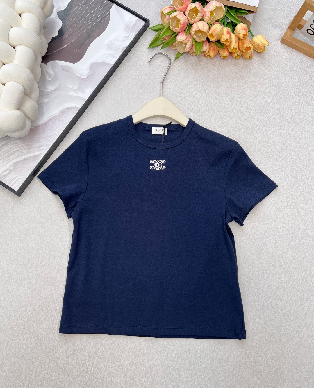 NO:665690,CELINE Arc de Triomphe's new embroidered logo short-sleeved T-shirt. Made of 100% combed smooth pure cotton fabric, it is close-fitting, comfortable and breathable. The fit is neither wide nor tight. It looks slim and hides fat, and has an overall casual style!  The small embroidered logo of the Arc de Triomphe on the chest enhances the brand style. It is simple, elegant and fashionable, and looks great when worn alone. The real thing is very high-end and elegant, very old-fashioned!  Due to lighting problems, the texture of the real thing cannot be captured!  The real thing looks 10,000 times better!  White is simple and clean, navy blue is particularly white, and black is slim and versatile. They are all classic and easy-to-match basic colors!  Complete three standards, three colors, size sml code E, celine, T-shirt, tees, t-shirt,  19860909CELINE凯旋门新款刺绣标识短袖T恤 百分百精梳爽滑纯棉面料,贴身舒适透气,不宽不紧的合身版型,显瘦又藏肉,整体休闲风格！胸前凯旋门刺绣小标识,提升品牌格调,简约大方又时髦,单穿内搭都很绝. 实物很高级大气,非常老钱！光线问题拍不出实物的质感！实物好看一万倍！白色简洁干净,藏蓝色特别显白,黑色显瘦百搭,都是经典好搭配的基础色！三标齐全,三色出 尺码sml 编码E,,celine,T-shirt,tees，t-shirt, ,Women's clothing