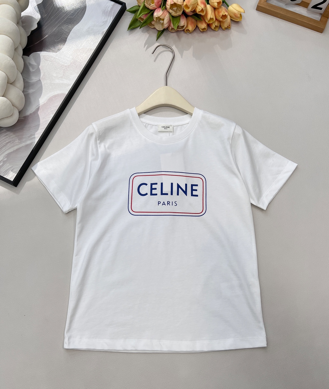 NO:665687,CELINE's new spring and summer two-color box letter print loose and casual fit short-sleeved T-shirt is the main recommendation in spring and summer. The loose and casual fit is matched with the same square box letter print design as the original. It is simple and relaxed. It looks good with jeans or skirts. It can be neutral or smart, and you can switch styles at will. The sleeve length is just right to cover your flesh, and the pure cotton drape fabric has dropped shoulders without being bloated. It is very suitable for daily commuting, shopping or sports and fitness!  Complete three standards, two colors, size sml code,,celine,skirts,jeans,T-shirt,tees,t-shirt, 19860909CELINE春夏新款双色方框字母印花宽松休闲版型短袖T恤 春夏主推款,宽松休闲版型搭配原版一致的方框字母印花设计,简约松弛随性,搭配牛仔裤或者裙子都好看,可中性也可知性,随意切换风格. 袖子长度刚好可以遮拜拜肉,纯棉垂感面料,落肩不臃肿,日常通勤逛街或者运动健身都非常适合！ 三标齐全,两色出 尺码sml 编码,,celine,skirts,jeans,T-shirt,tees，t-shirt, ,Women's clothing