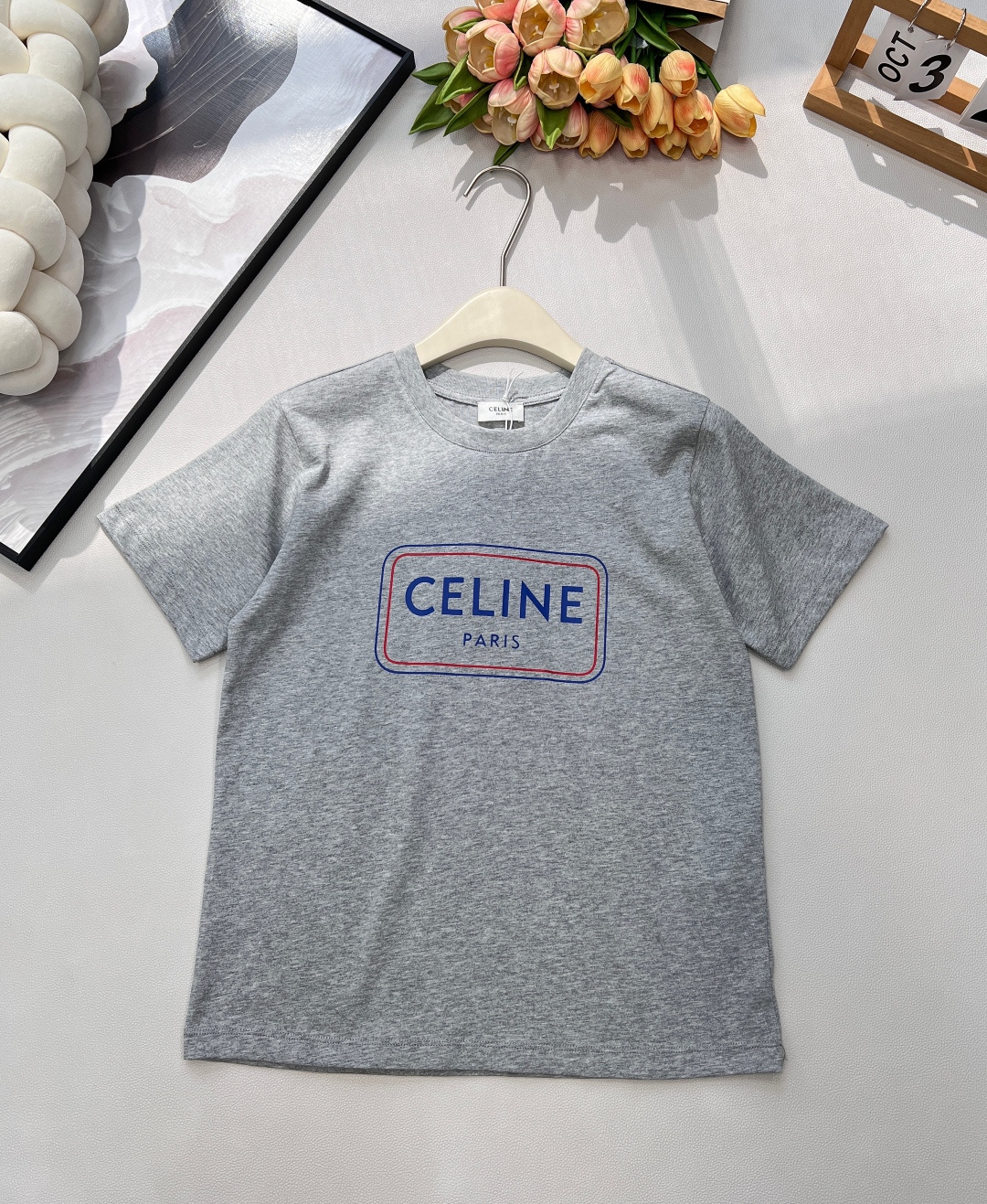 NO:665682,CELINE's new spring and summer two-color box letter print loose and casual fit short-sleeved T-shirt is the main recommendation in spring and summer. The loose and casual fit is matched with the same square box letter print design as the original. It is simple and relaxed. It looks good with jeans or skirts. It can be neutral or smart, and you can switch styles at will. The sleeve length is just right to cover your flesh, and the pure cotton drape fabric has dropped shoulders without being bloated. It is very suitable for daily commuting, shopping or sports and fitness!  Complete three standards, two colors, size sml code,,celine,skirts,jeans,T-shirt,tees,t-shirt, 19860909CELINE春夏新款双色方框字母印花宽松休闲版型短袖T恤 春夏主推款,宽松休闲版型搭配原版一致的方框字母印花设计,简约松弛随性,搭配牛仔裤或者裙子都好看,可中性也可知性,随意切换风格. 袖子长度刚好可以遮拜拜肉,纯棉垂感面料,落肩不臃肿,日常通勤逛街或者运动健身都非常适合！ 三标齐全,两色出 尺码sml 编码,,celine,skirts,jeans,T-shirt,tees，t-shirt, ,Women's clothing