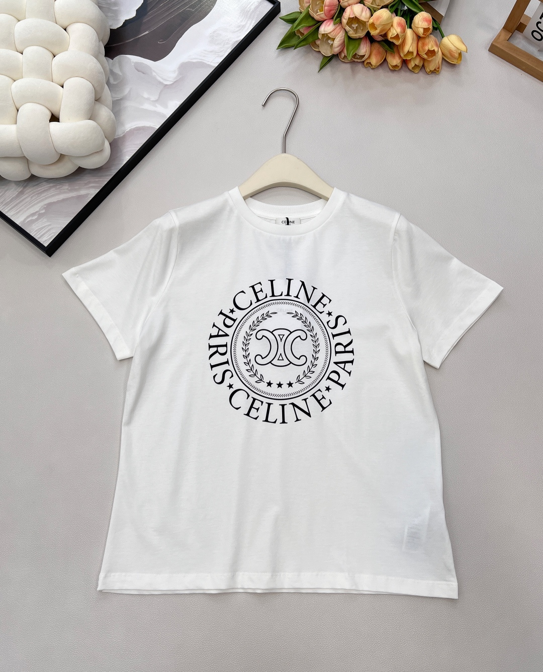 NO:665678,CELINE's new spring and summer round emblem letter printed short-sleeved T-shirts. This year CE's designers are really cool. Every T-shirt they sell is particularly beautiful!  The iconic emblem of the Arc de Triomphe in the middle, paired with circular letter printing, instantly enhances the sense of luxury branding!  Original imported plain cotton fabric, regular fit, not tight and not too loose at the same time, it hides flesh without looking bloated, a very clean and refreshing T-shirt!  Three standards are complete, large quantities are shipped, sizes are sml, celine, T-shirt, tees, t-shirt,  19860909CELINE春夏新款圆形徽章字母印花短袖T恤, 今年CE的设计师真是开挂了,开的每一款T恤都特别好看！中间凯旋门标志性徽章,搭配环形字母印花,奢牌高级感立现！ 原版进口平纹纯棉面料,常规版型,不紧身的同时也不会太宽松,既藏肉又不会显臃肿,很干净清爽的一款T恤！三标齐全,大货出 尺码sml 编,,celine,T-shirt,tees，t-shirt, ,Women's clothing