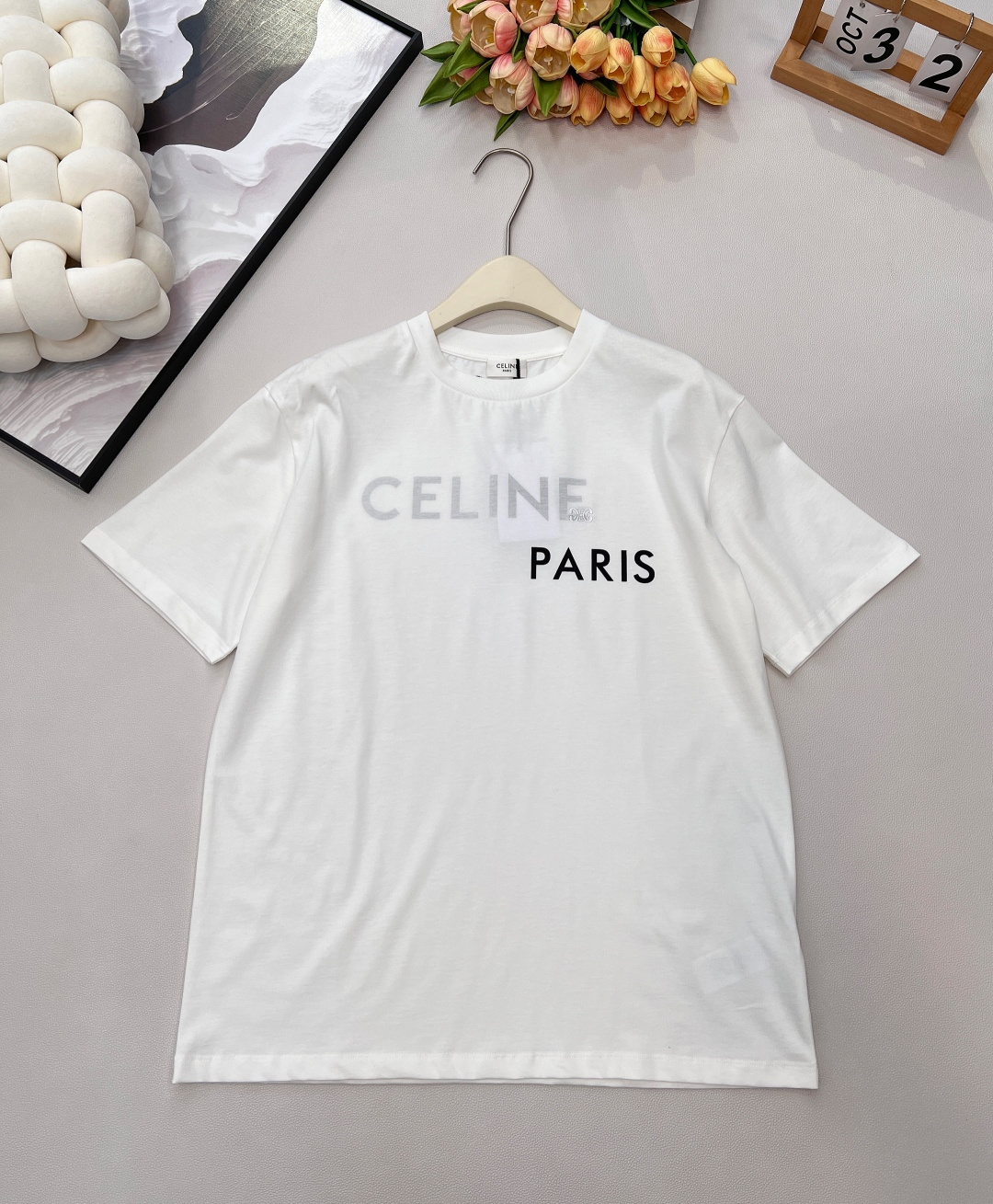 NO:665673,CELINE's new spring and summer style loose and casual short-sleeved T-shirt with reverse printed letter design and catwalk style. Original imported plain cotton fabric, smooth, breathable and comfortable. Loose and casual large version, can be worn alone or layered, easily create a variety of fashionable styles!  Complete three standards, big shipments, size sml code, celine, T-shirt, tees, t-shirt,  19860909CELINE春夏新款反印字母设计感走秀款宽松休闲短袖T恤 原版进口平纹纯棉面料,爽滑透气舒适.宽松休闲大版型,可单穿也可叠穿,轻松打造多种时髦风格造型！三标齐全,大货出 尺码sml 编码,,celine,T-shirt,tees，t-shirt, ,Women's clothing