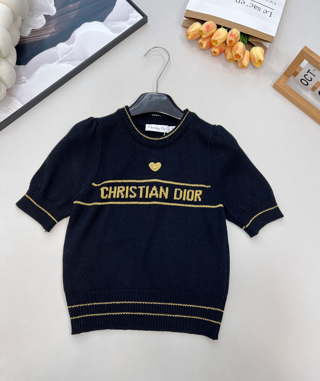 NO:665659,Dior2025 new puff-sleeve knitted top, woven with custom YB wool yarn, soft and comfortable, stylish and slimming, round-neck puff-sleeve sweater cut, the edge of the collar and hem of the ready-made garment is decorated with striped lines and threads to fit and tighten, neat, refined and elegant. It is decorated with the logo crochet letters and pearl love heart on the chest, showing the brand's most famous elegant lady style, adding Korean gentleness to the upper body, perfect for layering in autumn and winter. Customized surface accessories  , complete three standards, two colors, size sml code, dior, sweaters,  19860909Dior2025新款泡泡袖针织上衣,定制YB羊毛纱线织造,柔软舒适,洋气显瘦,圆领泡泡袖毛衣剪裁,成衣领口下摆的包边饰以条纹线条螺纹贴合收紧,利落精致优雅感拉满.配合胸前标志钩花字母珍珠爱心装饰,展现品牌最拿手的气质名媛风格,上身增添韩式温柔气息,秋冬内搭叠穿都完美.定制面辅料 ,三标齐全,两色出 尺码sml 编码,,dior,sweaters, ,Women's clothing