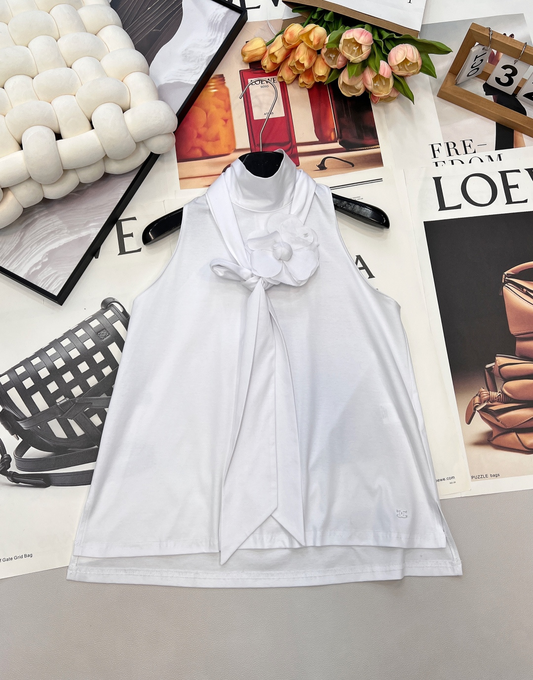 NO:666163,Chanel2026 new style halterneck lace-up camellia vest, customized YB cotton and linen material, high-end and comfortable texture, breathable and comfortable, halterneck vest version, narrow shoulder and slender scarf ribbon light design on the collar, combined with three-dimensional camellia decoration created by multi-layer stacking.  It can be embellished in front of the collar or naturally hang down in front of the body to highlight the sense of high-end dressing. The double C on the hem echoes. The version is loose and tolerant. It is not restricted to the figure. The outfit is slim and shows a relaxed tone. It has a light luxury and fashionable temperament. It is the first choice for fashionable wear in all seasons and a must-have item for daily vacations. Customized fabric accessories  , complete three standards, large shipments, size sml code H, chanel,  19860909Chanel2026新款挂脖系带山茶花背心,定制YB棉麻材质,质感高级舒适,透气舒爽,挂脖背心版型,领边挖肩细长款围巾飘带点亮设计,配合多层堆叠打造的立体山茶花装饰,可点缀领前或自然垂落于身前,凸显穿搭高级感,衣摆双C呼应,版型宽松包容,不拘身材,穿搭显瘦,尽显松弛调性,轻奢时髦气质,四季时尚穿搭首选,日常度假必备单品.定制面辅料 ,三标齐全,大货出 尺码sml 编码H,,chanel, ,Women's clothing