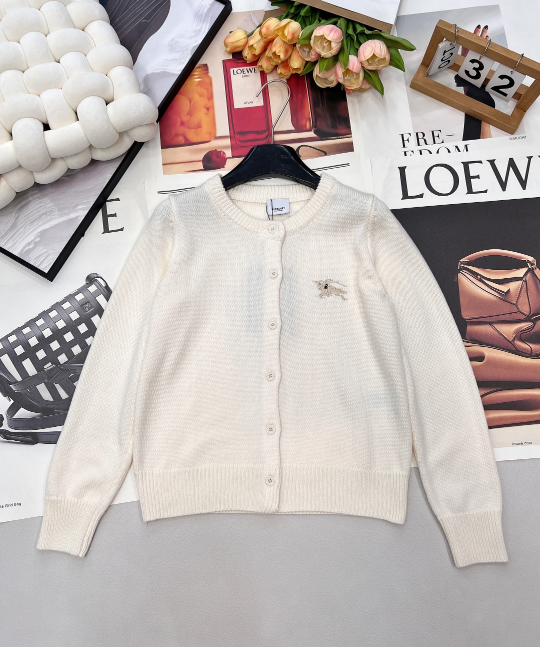 NO:666156,BURBERRY's new fall and winter standing horse embroidered cardigan is the 'universal match' for autumn and winter wardrobes - The texture is ecstatic, and the soft and delicate fabric makes the body fit like a layer of clouds. It is warm and not bulky when worn in autumn and winter~ - The sense of luxury is hidden in the details, with a classic round neck + single breasted buttons, plus the iconic standing horse embroidery, which is low-key and self-recognizable, and the simple style can give off a refined atmosphere. -  Whether you wear it with jeans for a casual style, or with a dress for a casual style, or even with a shirt for a commuting style, the red/white colors can be perfectly matched, regardless of body shape or style ~ complete three standards, two colors are outstanding. Size sml code,,burberry,burberry,skirts,jeans,shirts, 19860909BURBERRY 巴宝莉秋冬新款站马刺绣开衫,是秋冬衣橱的“万能搭子” - 质感党狂喜,软乎乎的细腻面料,贴身穿像裹了层云朵,秋冬穿既暖又不臃肿~ - 高级感藏在细节里,经典圆领+单排扣,加上标志性的站马刺绣,低调又自带辨识度,简约款型却能穿出精致氛围. - 不管是搭牛仔裤走休闲风,还是配连衣裙走温柔挂,甚至内搭衬衫走通勤风,红/白两色都能完美适配,不挑身材不挑风格~三标齐全,两色出 尺码sml 编码,,burberry,burberry,skirts,jeans,shirts, ,Women's clothing