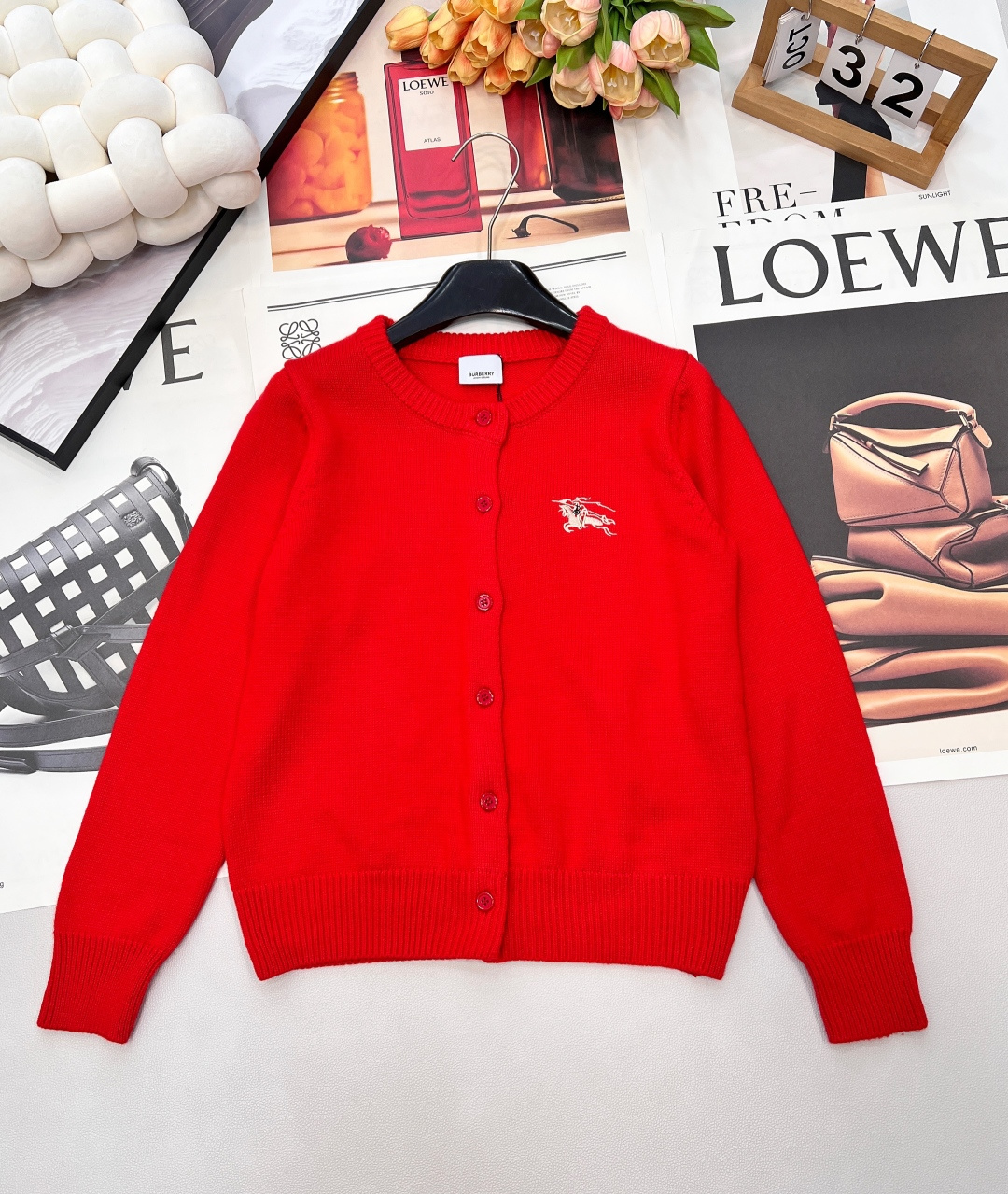 NO:666154,BURBERRY's new fall and winter standing horse embroidered cardigan is the 'universal match' for autumn and winter wardrobes - The texture is ecstatic, and the soft and delicate fabric makes the body fit like a layer of clouds. It is warm and not bulky when worn in autumn and winter~ - The sense of luxury is hidden in the details, with a classic round neck + single breasted buttons, plus the iconic standing horse embroidery, which is low-key and self-recognizable, and the simple style can give off a refined atmosphere. -  Whether you wear it with jeans for a casual style, or with a dress for a casual look, or even with a shirt for a commuting style, the red/white colors can be perfectly matched, regardless of body shape or style~ Complete three standards, two colors are outstanding. Size sml code B,, burberry, burberry, skirts, jeans, shirts,  19860909BURBERRY 巴宝莉秋冬新款站马刺绣开衫,是秋冬衣橱的“万能搭子” - 质感党狂喜,软乎乎的细腻面料,贴身穿像裹了层云朵,秋冬穿既暖又不臃肿~ - 高级感藏在细节里,经典圆领+单排扣,加上标志性的站马刺绣,低调又自带辨识度,简约款型却能穿出精致氛围. - 不管是搭牛仔裤走休闲风,还是配连衣裙走温柔挂,甚至内搭衬衫走通勤风,红/白两色都能完美适配,不挑身材不挑风格~三标齐全,两色出 尺码sml 编码B,,burberry,burberry,skirts,jeans,shirts, ,Women's clothing