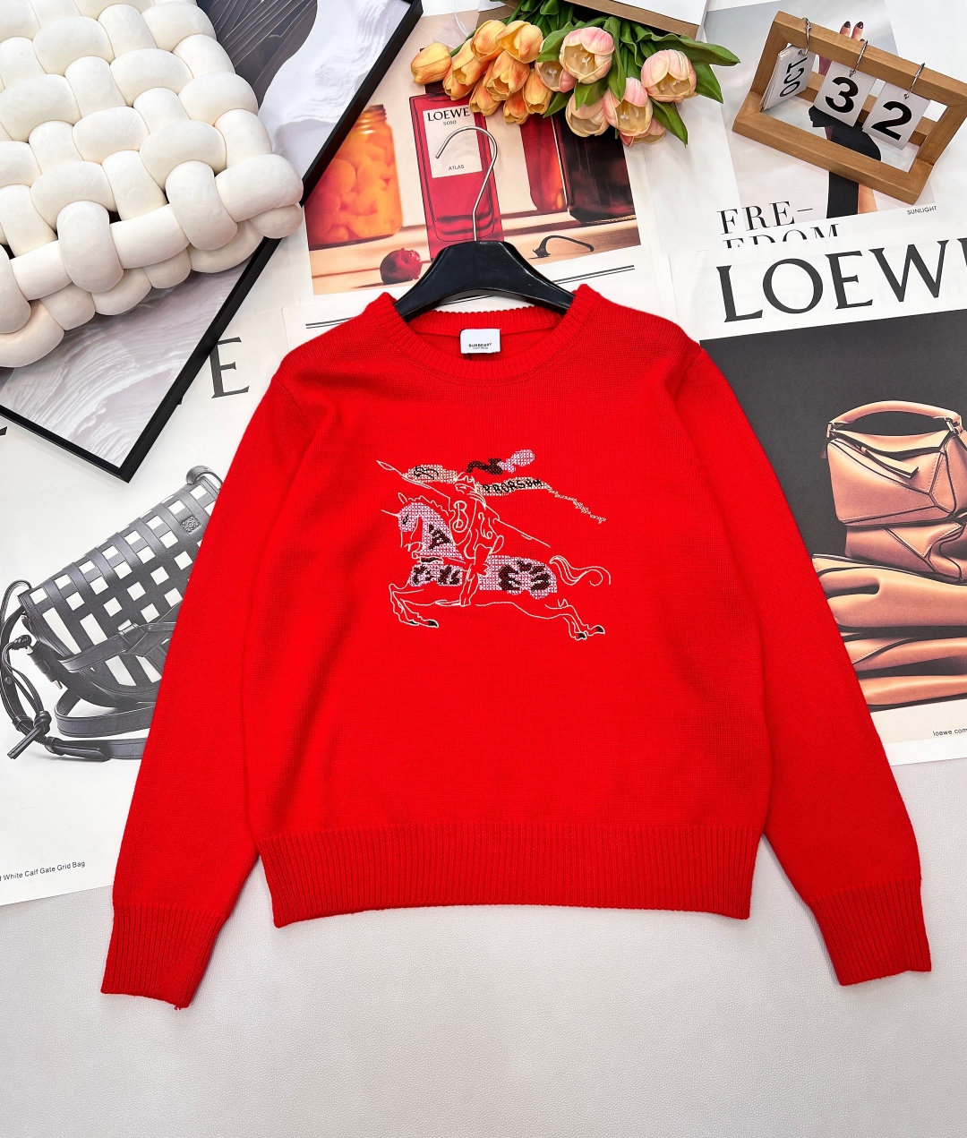 NO:666145,BURBERRY war horse embroidered wool sweater is made of lightweight wool blended plain fabric, bringing a soft and comfortable wearing experience. The classic round neck design is matched with a slim fit, which perfectly outlines the body line. The brand's signature plaid trim is cleverly integrated into the inside of the neckline, highlighting the beauty of low-key luxury details. The chest is embellished with the same color Equestrian Knight logo (EKD) embroidery, showing the brand heritage with exquisite craftsmanship. The rib knit decoration adds three-dimensional texture, showing an elegant and sophisticated British style.  The entire sweater is carefully made of high-quality fabrics to ensure comfort and warmth when worn. It is slim-fitting and tailored to fit the body shape, allowing freedom of movement without losing fashion. Every detail is strictly controlled, from fabric selection to process processing, which reflects BBR's ultimate pursuit of quality.  Selecting fine wool knitting, exquisite war horse embroidery on the chest, and the knight's badge derived from BURBERRY, it is unassuming but highly recognizable. It turns a century-old gene into a restrained symbol and integrates it into daily wear. Whether it is urban commuting with suit pants or weekend leisure with jeans, this sweater can let you show off the effortless sense of luxury in a low-key manner. Complete with three standards, two colors come out. Size sml code, burberry, jeans, sweaters, business  suit, 19860909BURBERRY 战马刺绣羊毛针织衫毛衣 采用轻盈羊毛混纺平织面料,带来柔软舒适的穿着体验. 经典圆领设计搭配修身版型,完美勾勒身形线条.领口内侧巧妙融入品牌标志性格纹饰边,彰显低调奢华的细节之美. 前胸点缀同色系马术骑士徽标（EKD）刺绣,以精湛工艺呈现品牌传承.罗纹针织装饰增添立体质感,展现优雅考究的英伦格调. 整件针织衫选用优质面料精心打造,确保穿着时的舒适度与保暖性.修身剪裁贴合身形,既保持活动自如又不失时尚感.每一处细节都经过严格把控,从面料选择到工艺处理都体现bbr对品质的极致追求. 甄选细腻羊毛针织,胸前精致战马刺绣,源自BURBERRY的骑士徽章,不张扬却极具辨识度.它将百年基因化为内敛的符号,融入日常穿搭. 无论是搭配西装裤的都市通勤,还是与牛仔裤相伴的周末闲暇,这件毛衣都能让你在低调中,展露不费力的高级感.三标齐全,两色出 尺码sml 编码,,burberry,jeans,sweaters,business suit, ,Women's clothing