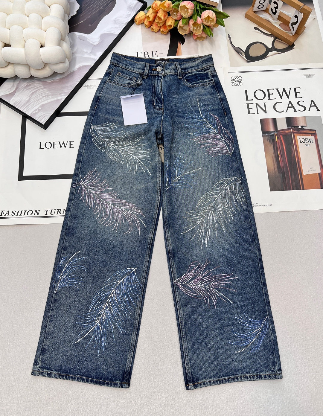 NO:666665,Chanel2025 official website new style, feather rhinestones double the old retro feel. High waist buttoned double pocket design, staggered with multi-color rhinestones, combined into a feather pattern, instantly enhances the brand style, relaxed and fashionable. The wide-leg version accommodates and modifies the leg shape, and wears a full high-street casual style. Complete with three standards, large quantities are shipped. Size sml code,,chanel, 19860909Chanel2025官网新款,羽毛水钻 做旧复古感倍增 高腰系扣双插兜设计,交错点缀多色水钻,组合成羽毛图案,品牌格调瞬间提升,松弛时髦 阔腿版型包容修饰腿型的同时,穿出满满的高街休闲风.三标齐全,大货出 尺码sml 编码,,chanel, ,Women's clothing